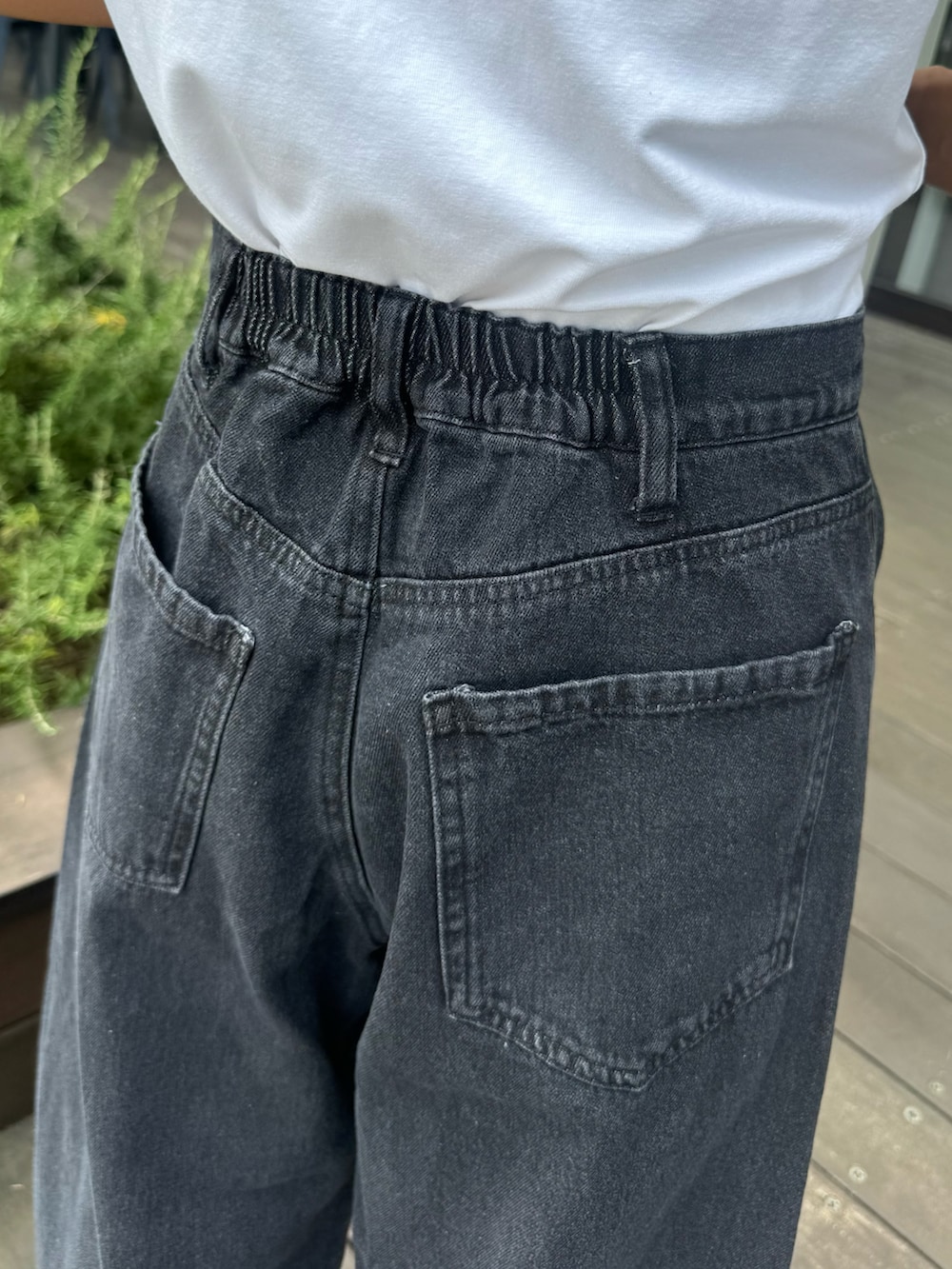 ブラック系のデニムパンツ、ブラック系のスニーカー、ブラック系のニットキャップ/ビーニーを着用したレディースの夏コーディネートの5枚目の写真