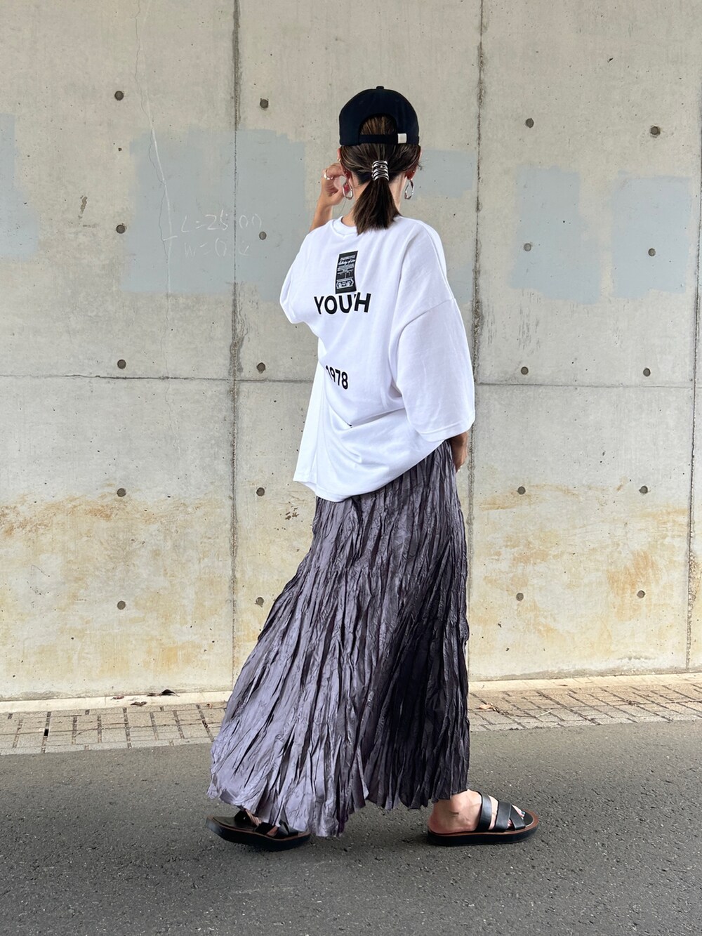 ホワイト系のTシャツ/カットソー、グレー系のスカート、ブラック系のサンダルを着用したレディースの夏コーディネートの4枚目の写真