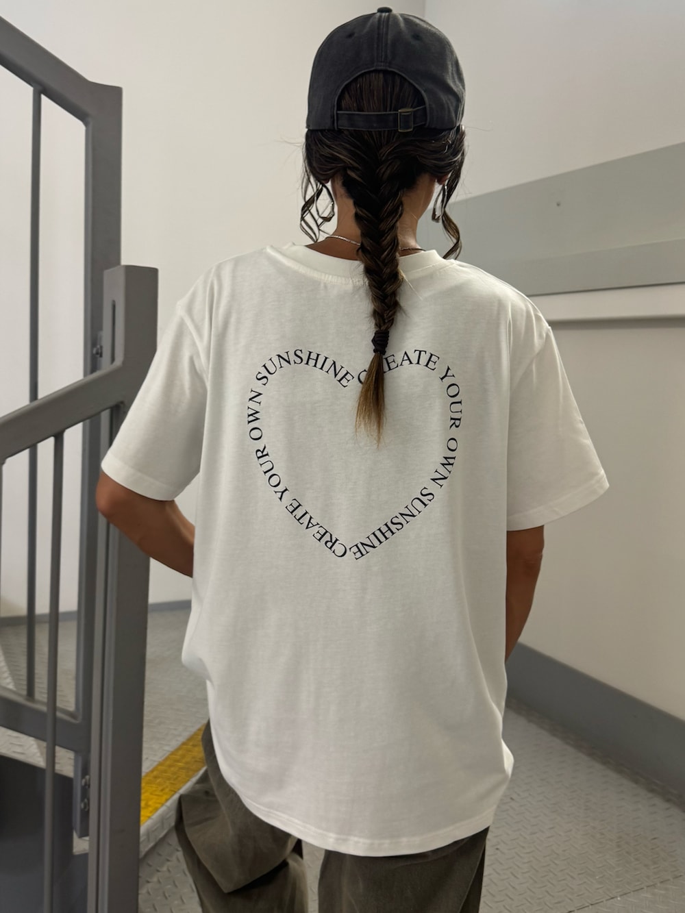 ブラック系のTシャツ/カットソー、ベージュ系のデニムパンツ、ベージュ系のスニーカーを着用したレディースの夏コーディネートの3枚目の写真