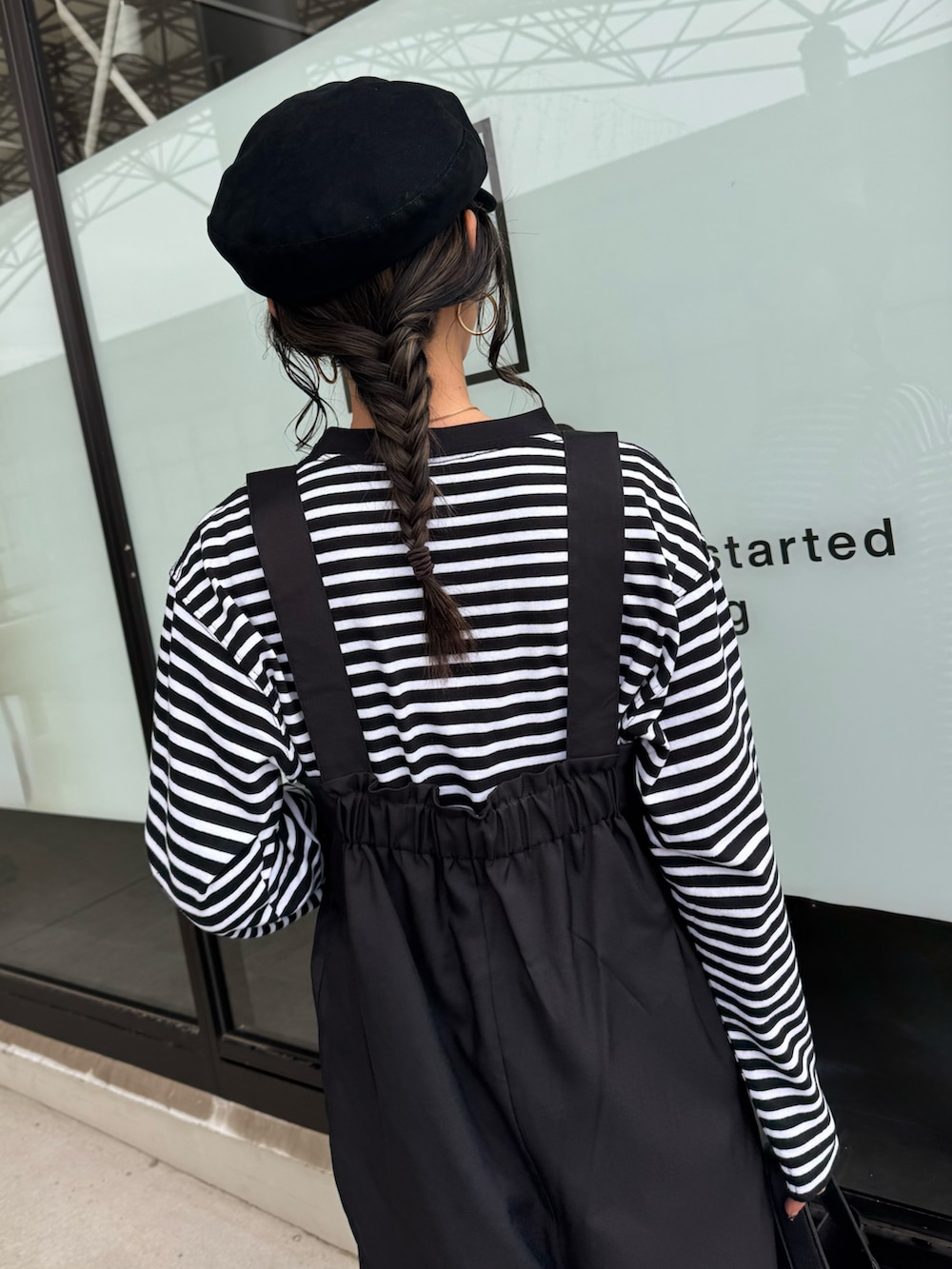 ブラック系のTシャツ/カットソー、ブラック系のサロペット/オーバーオール、ブラック系のその他シューズを着用したレディースの春コーディネートの5枚目の写真