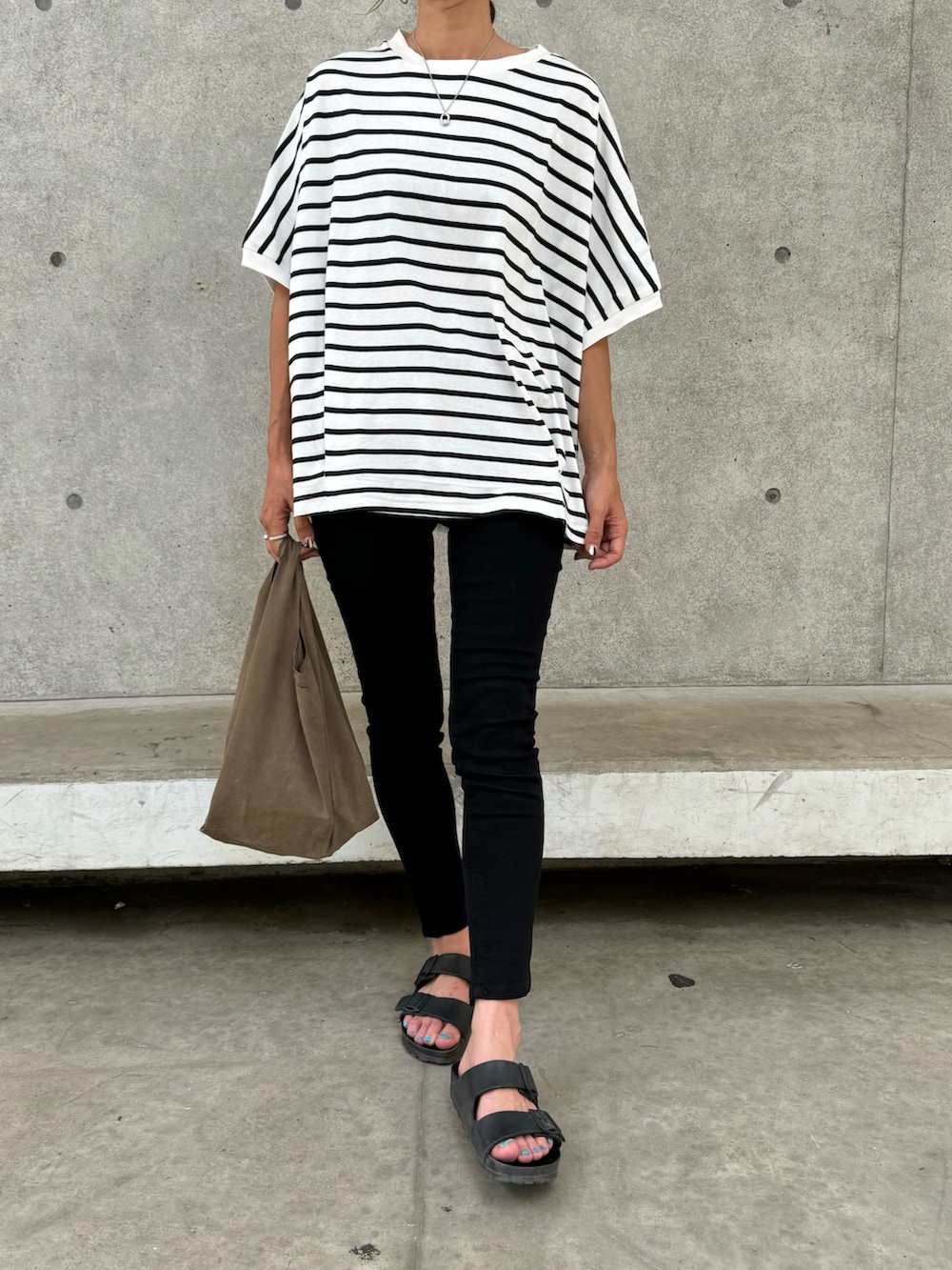 ホワイト系のTシャツ/カットソー、ブラック系のその他パンツ、その他のエコバッグ/サブバッグを着用したレディースの夏コーディネートの2枚目の写真