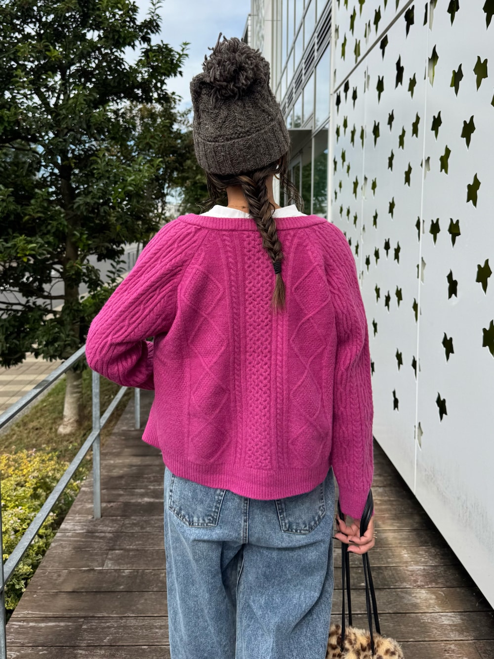 ブルー系のデニムパンツ、その他のショルダーバッグ、ブラウン系のブーツを着用したレディースの秋コーディネートの3枚目の写真