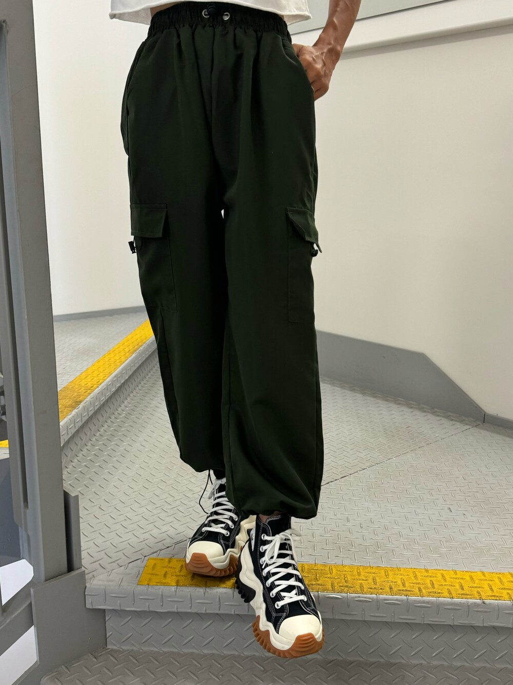 ホワイト系のTシャツ/カットソー、グリーン系のカーゴパンツ、その他のトートバッグを着用したレディースの夏コーディネートの4枚目の写真