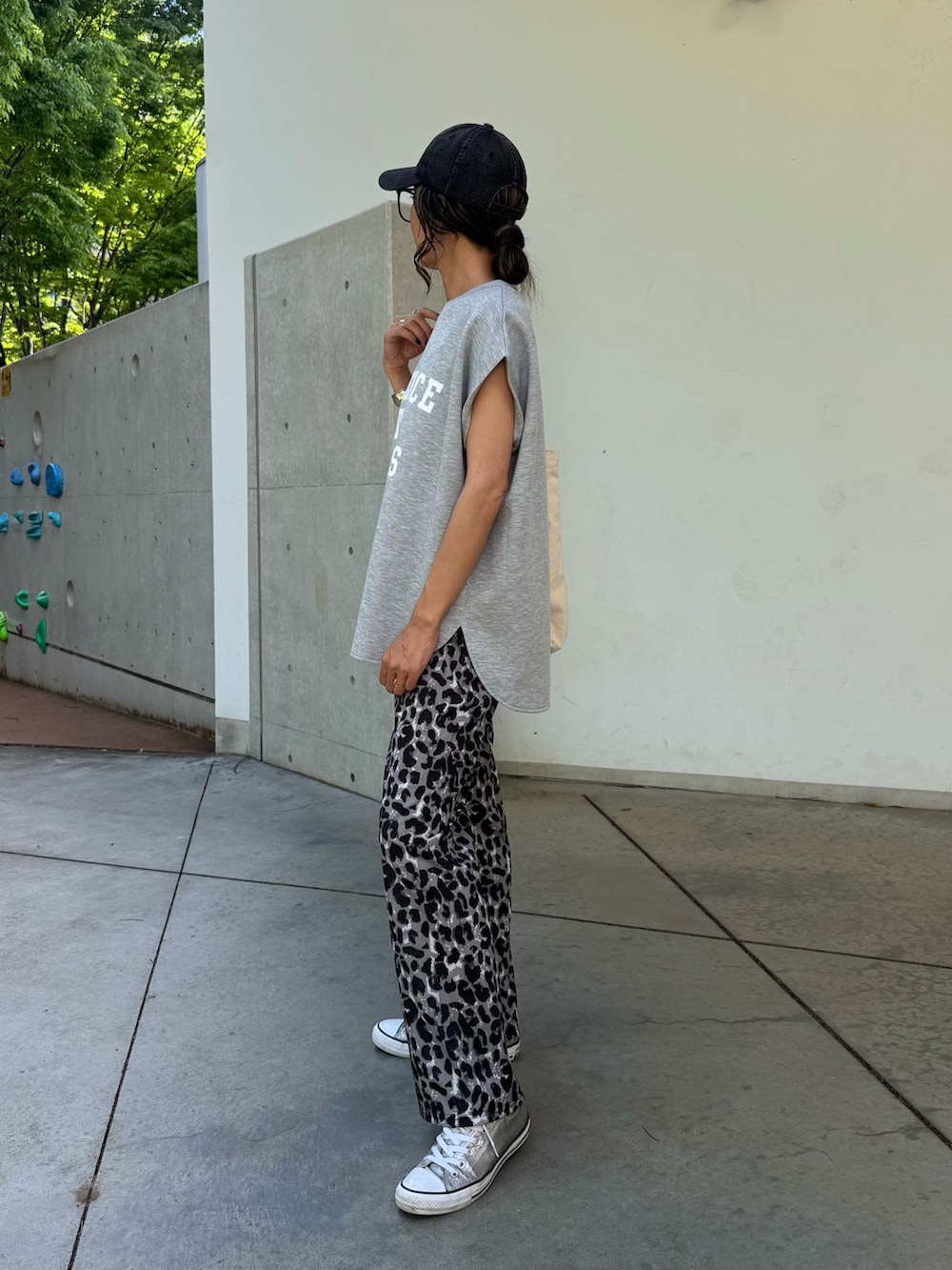 グレー系のTシャツ/カットソー、グレー系のその他パンツ、ホワイト系のトートバッグを着用したレディースの春コーディネートの2枚目の写真