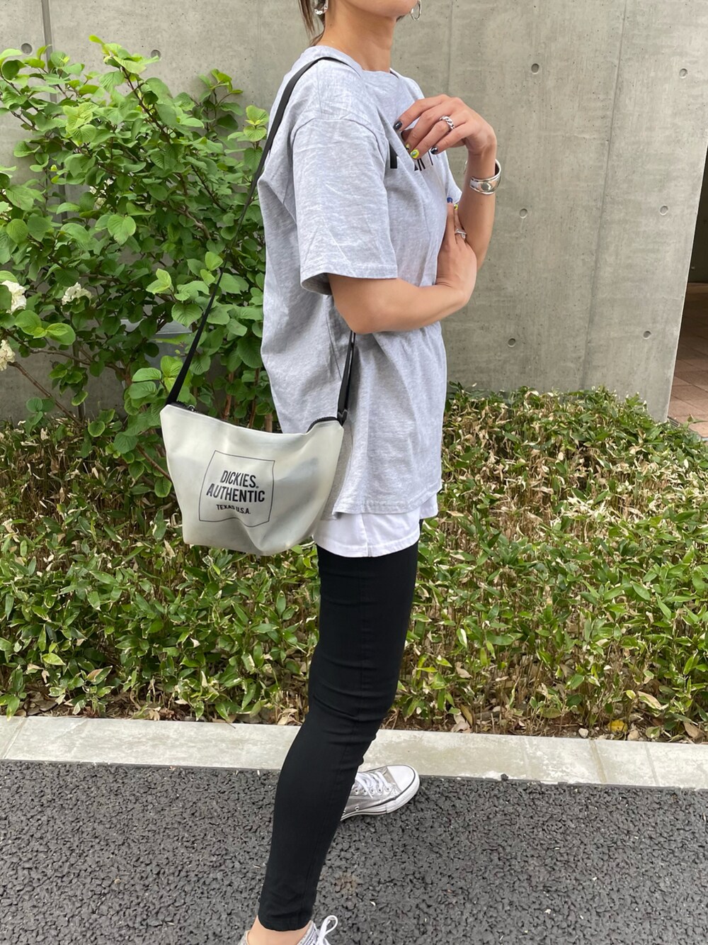 グレー系のTシャツ/カットソー、その他のその他パンツ、その他のショルダーバッグを着用したレディースの春コーディネートの5枚目の写真