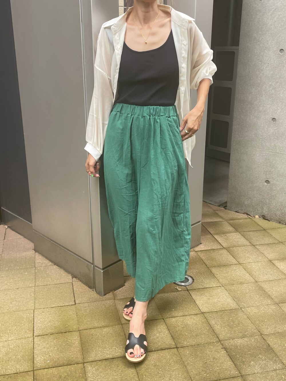 「大人カジュアル、ラクチンコーデ、プチプラコーデ、夏コーデ、ワイドパンツ、シアーシャツ、シャツスタイル、サンダル、カラーパンツ、グリーン、ゆるコーデ、カラーコーデ、リラックススタイル、シースルー、キャスケット」｜「copineのボリューム袖シアーシャツ（シャツ/ブラウス、ホワイト系）」を使った、ayaさん（レディース・161cm）の夏コーディネートの4枚目の写真
