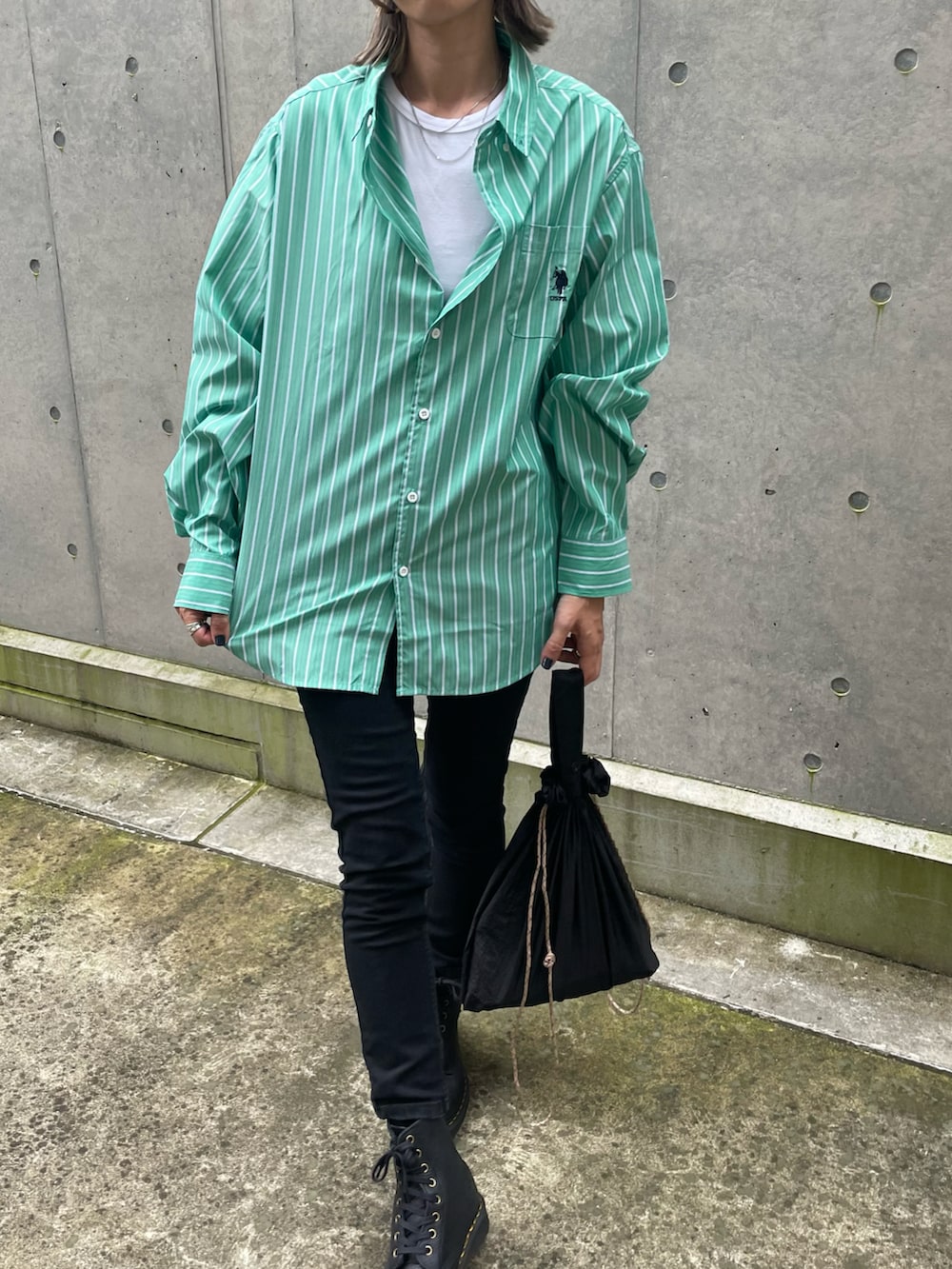 グリーン系のシャツ/ブラウス、ブラック系のその他パンツ、グリーン系のエコバッグ/サブバッグを着用したレディースの秋コーディネートの4枚目の写真