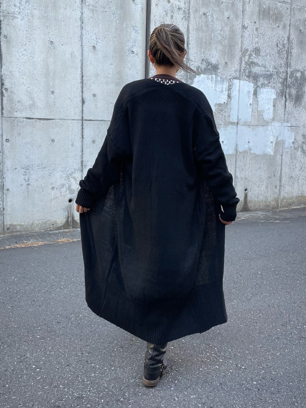 ブラック系のカーディガン/ボレロ、ブラウン系のニット/セーター、ブラック系のスカートを着用したレディースの冬コーディネートの3枚目の写真