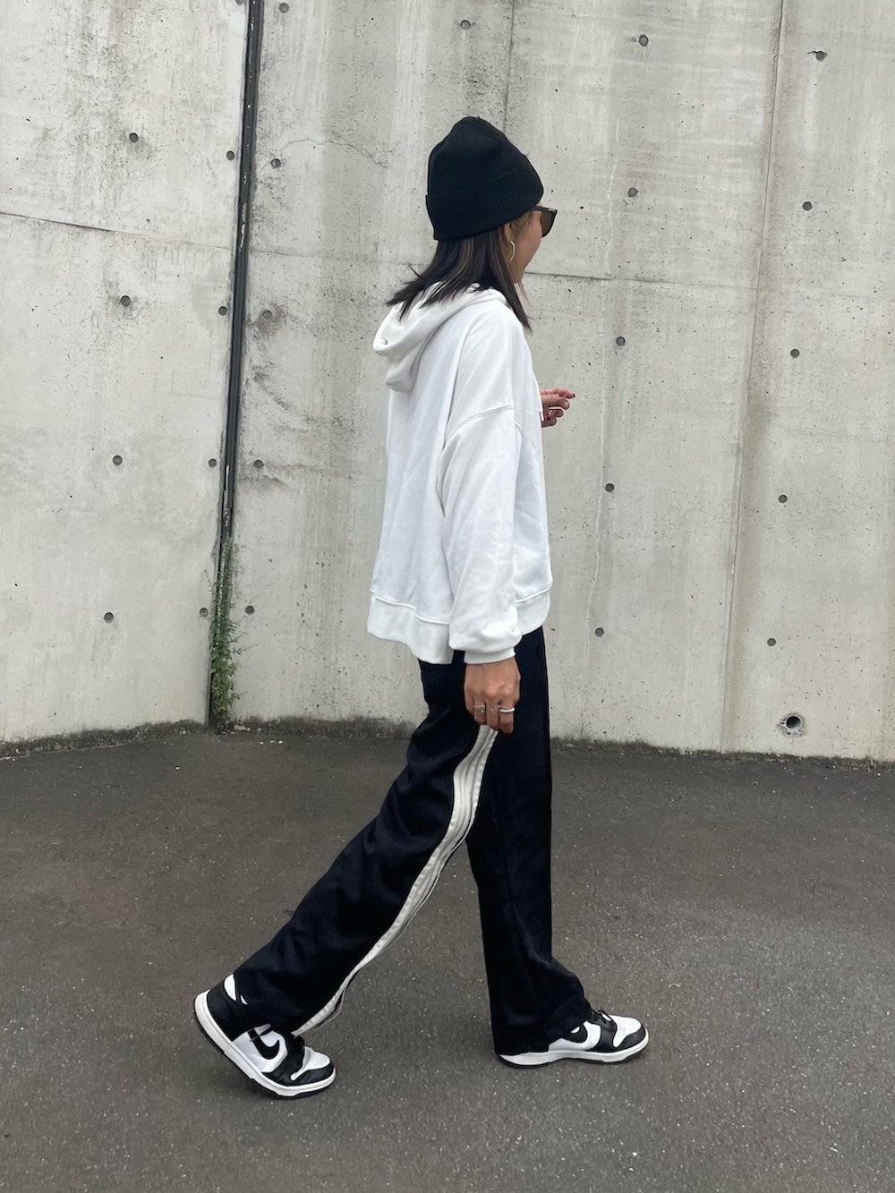 ブラック系のその他パンツ、ホワイト系のスニーカー、その他のバングル/リストバンドを着用したレディースの秋コーディネートの3枚目の写真