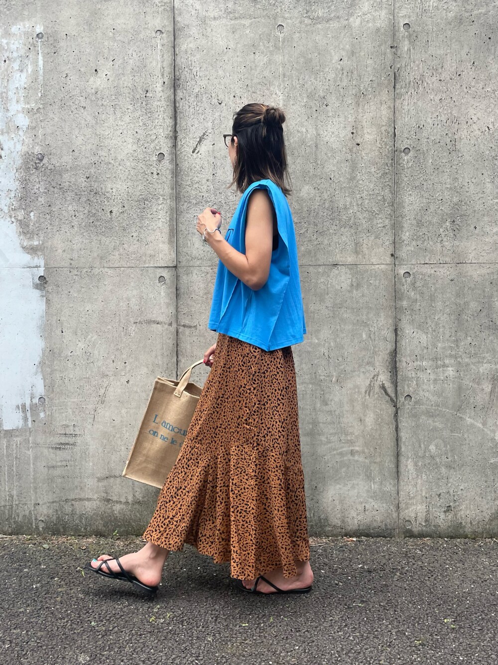 ブルー系のTシャツ/カットソー、ブラウン系のスカート、ピンク系のトートバッグを着用したレディースの夏コーディネートの3枚目の写真