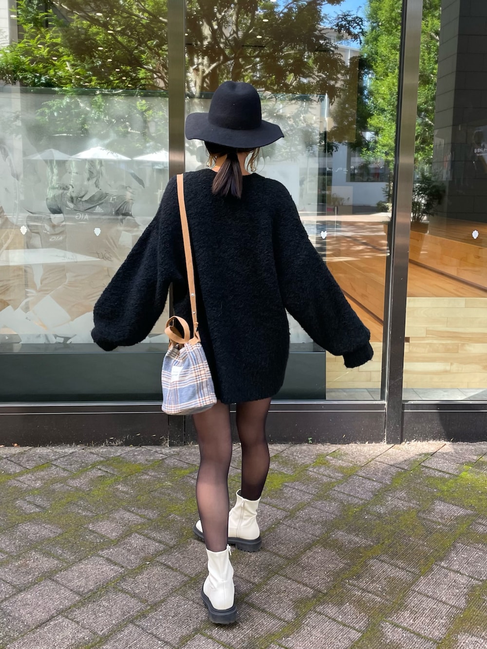 ホワイト系のブーツ、その他のショルダーバッグ、ゴールド系のネックレスを着用したレディースの秋コーディネートの3枚目の写真