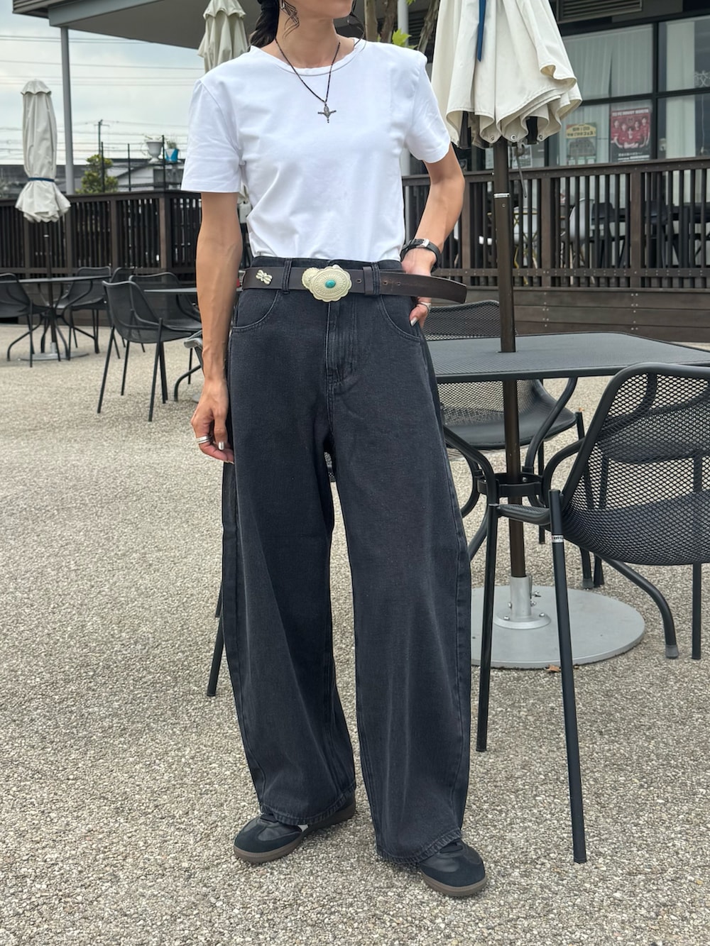 ブラック系のデニムパンツ、ブラック系のスニーカー、ブラック系のニットキャップ/ビーニーを着用したレディースの夏コーディネートの3枚目の写真