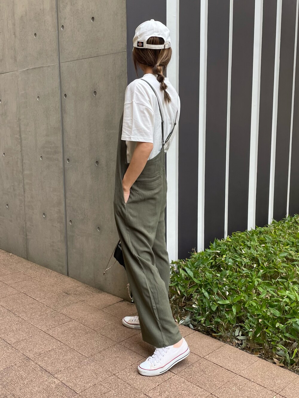 「春コーデ、ラクチンコーデ、サロペット、キャミサロペット、ロゴT、大人カジュアル、カーキ、Tシャツ、スニーカーコーデ、オーバーサイズ、ゆるコーデ、夏コーデ、シンプルコーデ、プチプラコーデ、春夏コーデ」｜「copineのサイドスリットビッグロゴプリントTシャツ(4color)（Tシャツ/カットソー、ホワイト系）」を使った、ayaさん（レディース・161cm）の春コーディネートの2枚目の写真