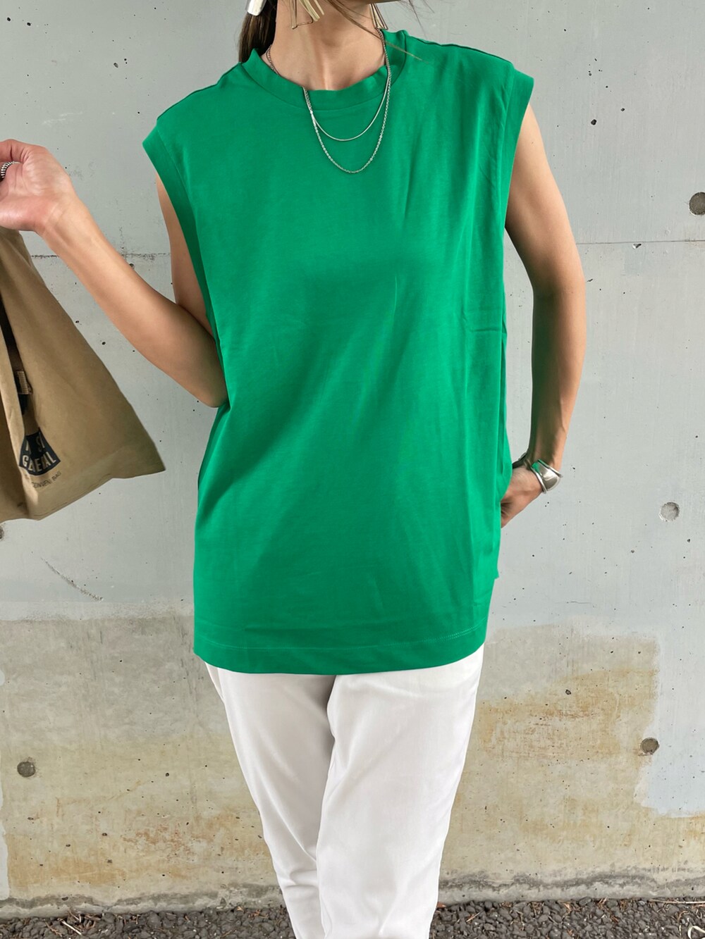 グリーン系のTシャツ/カットソー、ホワイト系のその他パンツ、その他のエコバッグ/サブバッグを着用したレディースの夏コーディネートの4枚目の写真