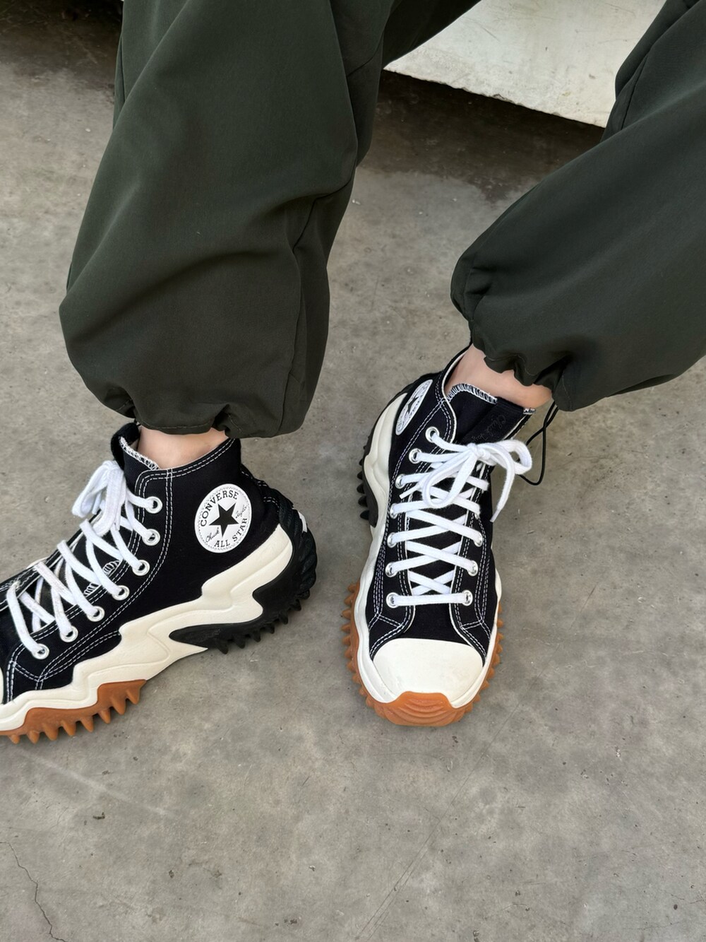 ホワイト系のTシャツ/カットソー、グリーン系のカーゴパンツ、その他のトートバッグを着用したレディースの夏コーディネートの5枚目の写真