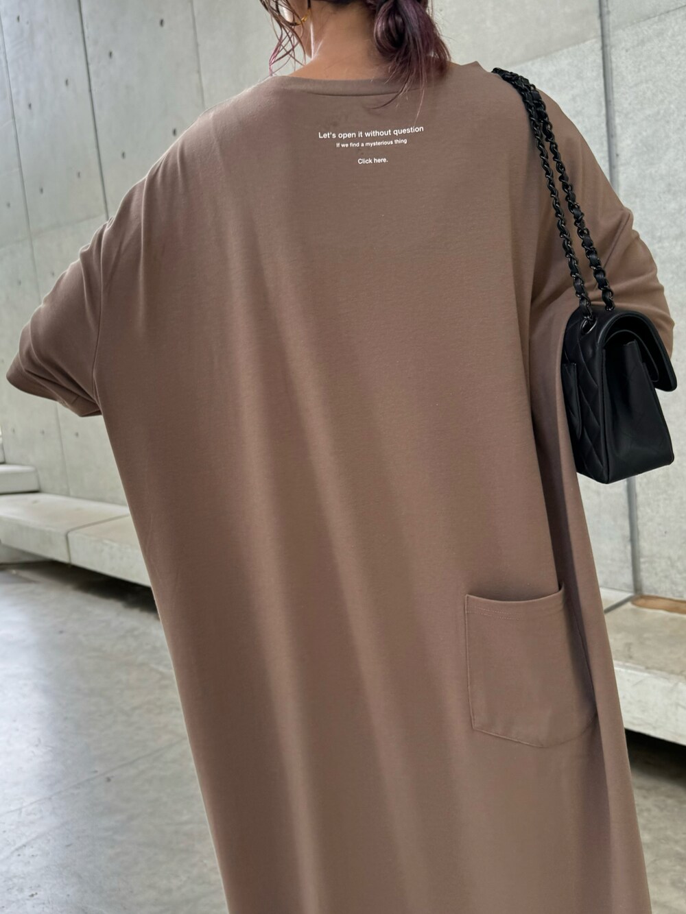 ブラウン系のシャツ/ブラウス、ベージュ系のワンピース、ブラック系のショルダーバッグを着用したレディースの秋コーディネートの5枚目の写真