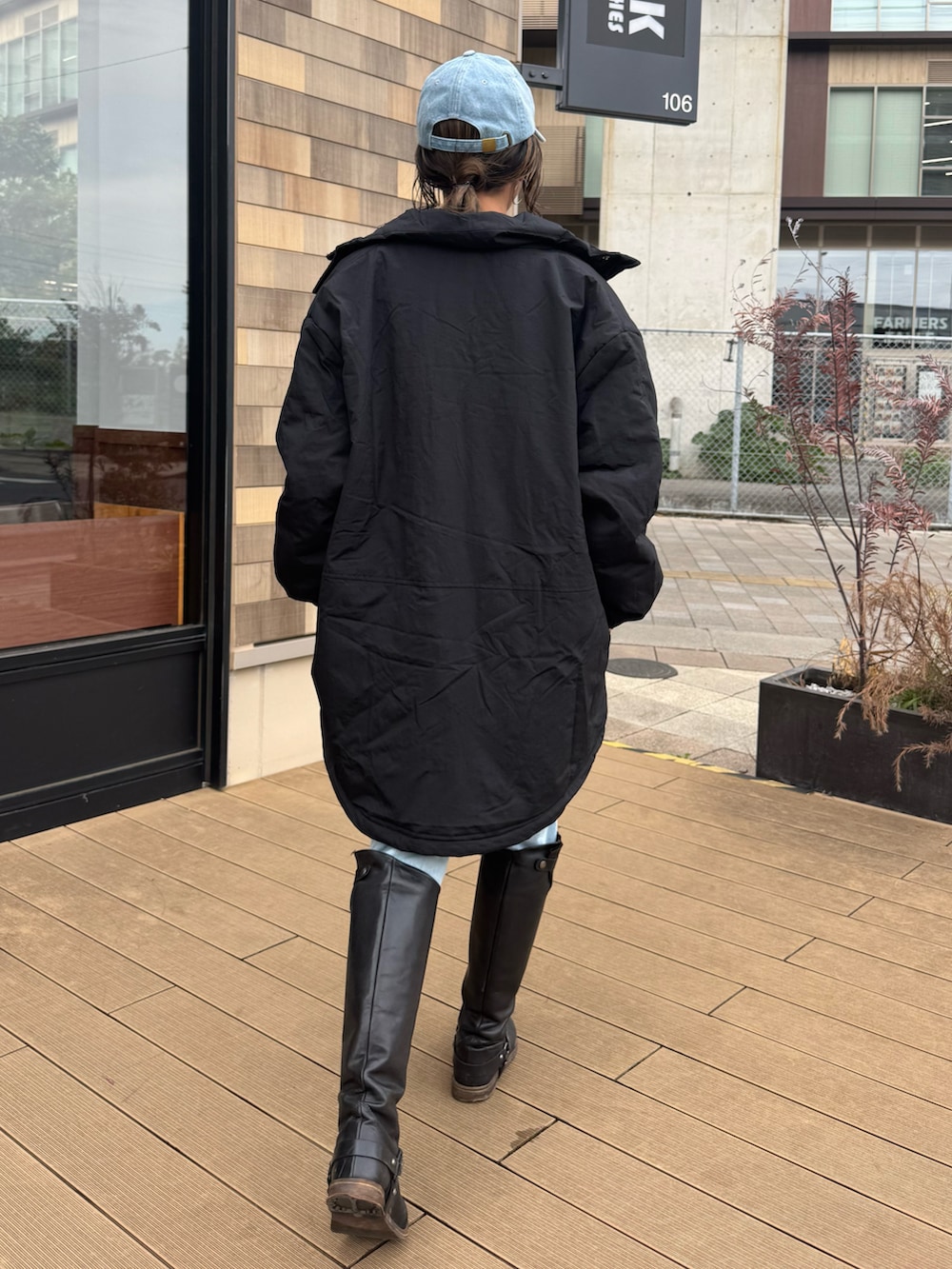 ブラック系のTシャツ/カットソー、ブルー系のデニムパンツ、ブラック系のジャケット/アウターを着用したレディースの秋コーディネートの3枚目の写真