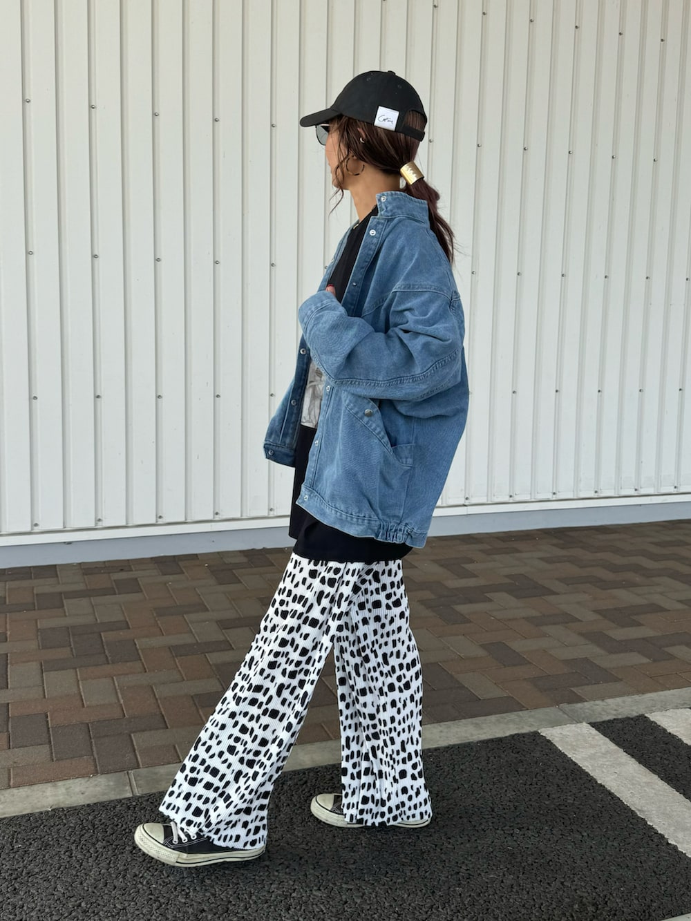 「秋のコーデ、パンツスタイル、プリーツパンツ、プリントT、デニムジャケット、おしゃれさんと繋がりたい、巾着バッグ、Dickies、秋服、キャップ、ゆるコーデ、秋コーデ、スニーカーコーデ、ダルメシアン柄、大人カジュアル」｜「copineのフォトプリントTシャツ(ブラック)（Tシャツ/カットソー、ブラック系）」を使った、ayaさん（レディース・161cm）の秋コーディネートの3枚目の写真