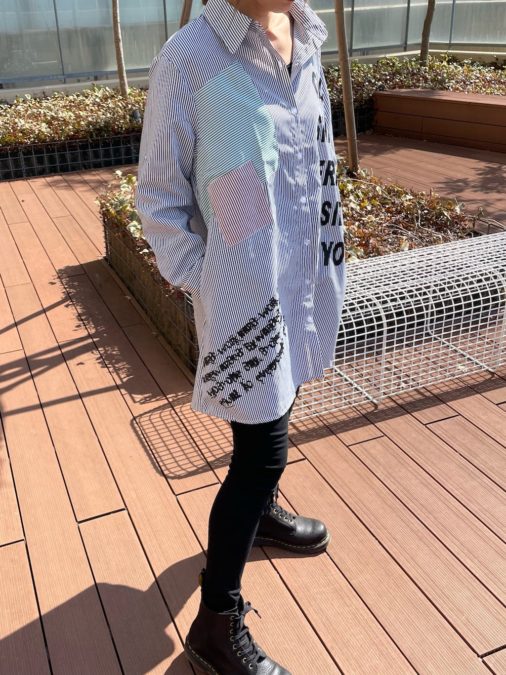 グレー系のシャツ/ブラウス、その他のその他パンツ、ブラック系のブーツを着用したレディースの春コーディネートの4枚目の写真