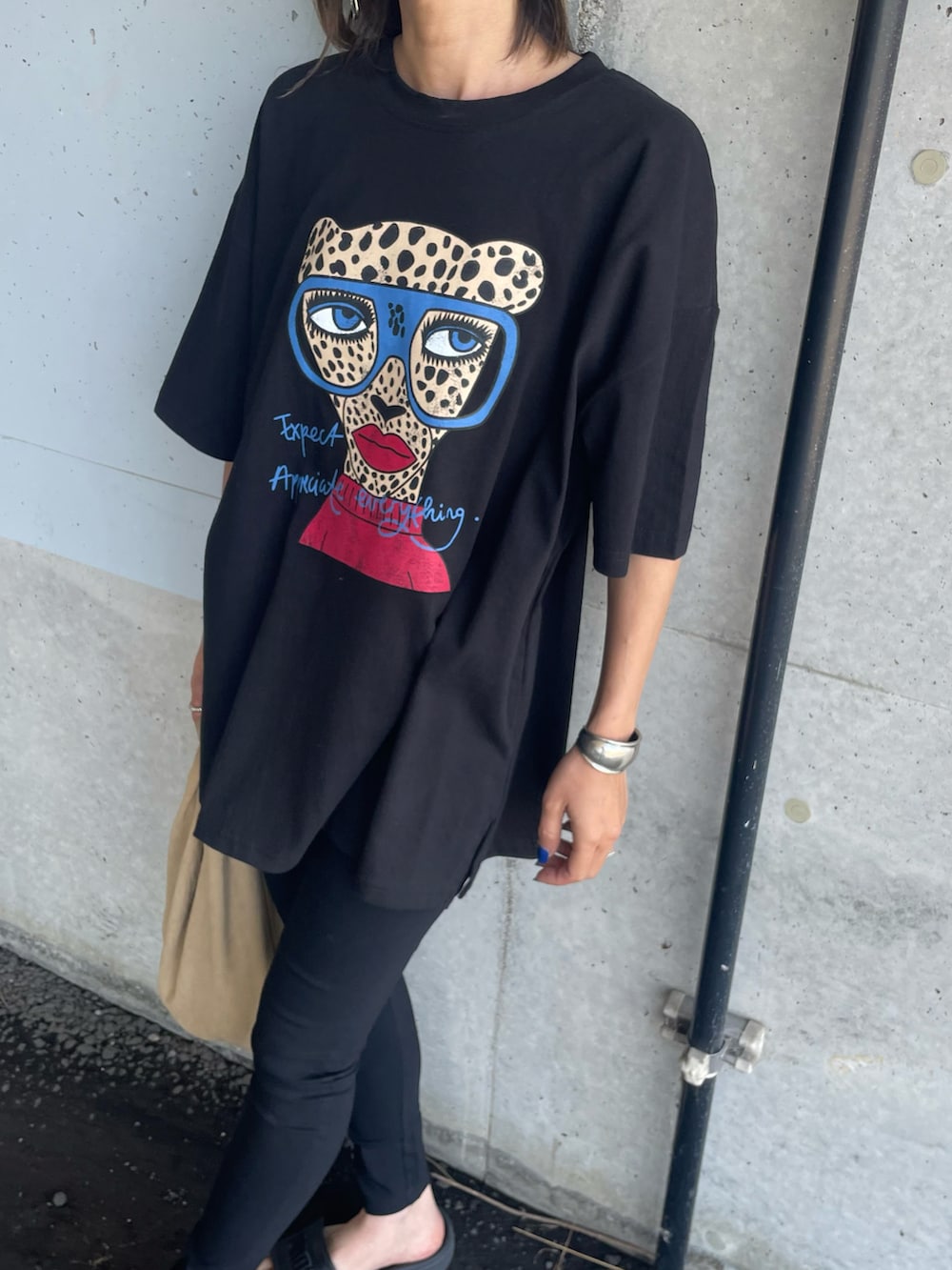 ブラック系のTシャツ/カットソー、ブラック系のその他パンツ、その他のエコバッグ/サブバッグを着用したレディースの夏コーディネートの5枚目の写真