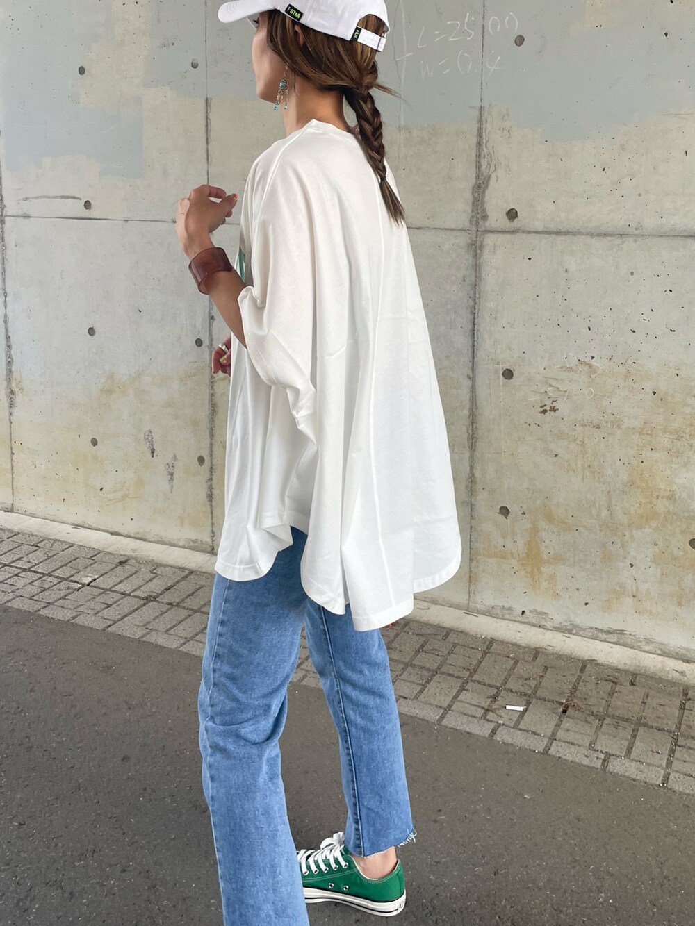 ホワイト系のTシャツ/カットソー、ブルー系のデニムパンツ、グリーン系のスニーカーを着用したレディースの夏コーディネートの5枚目の写真