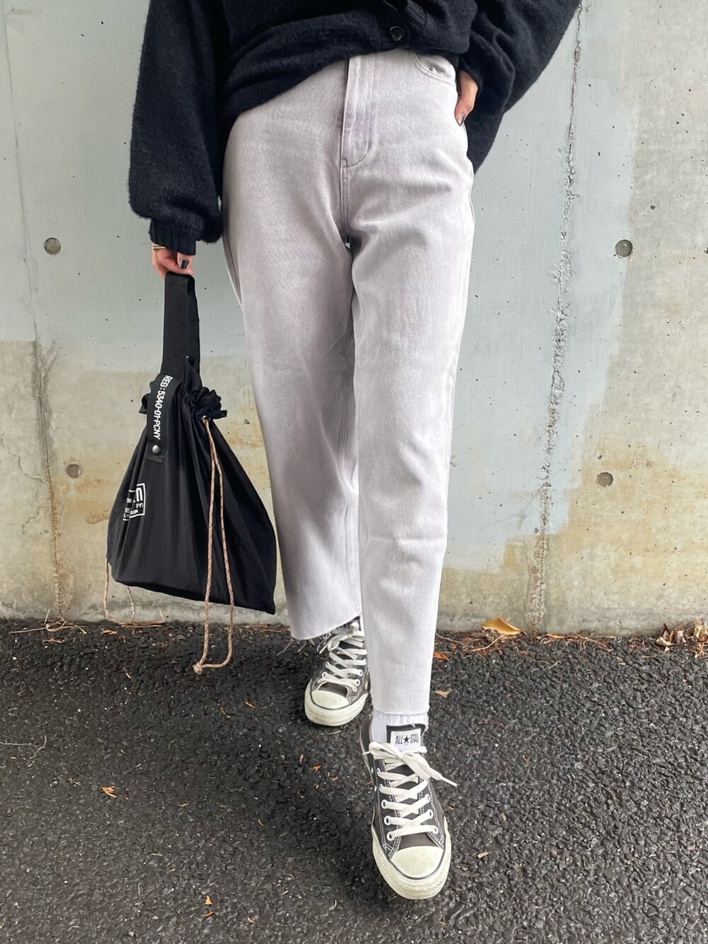 ブラック系のカーディガン/ボレロ、パープル系のデニムパンツ、ブラック系のスニーカーを着用したレディースの冬コーディネートの5枚目の写真