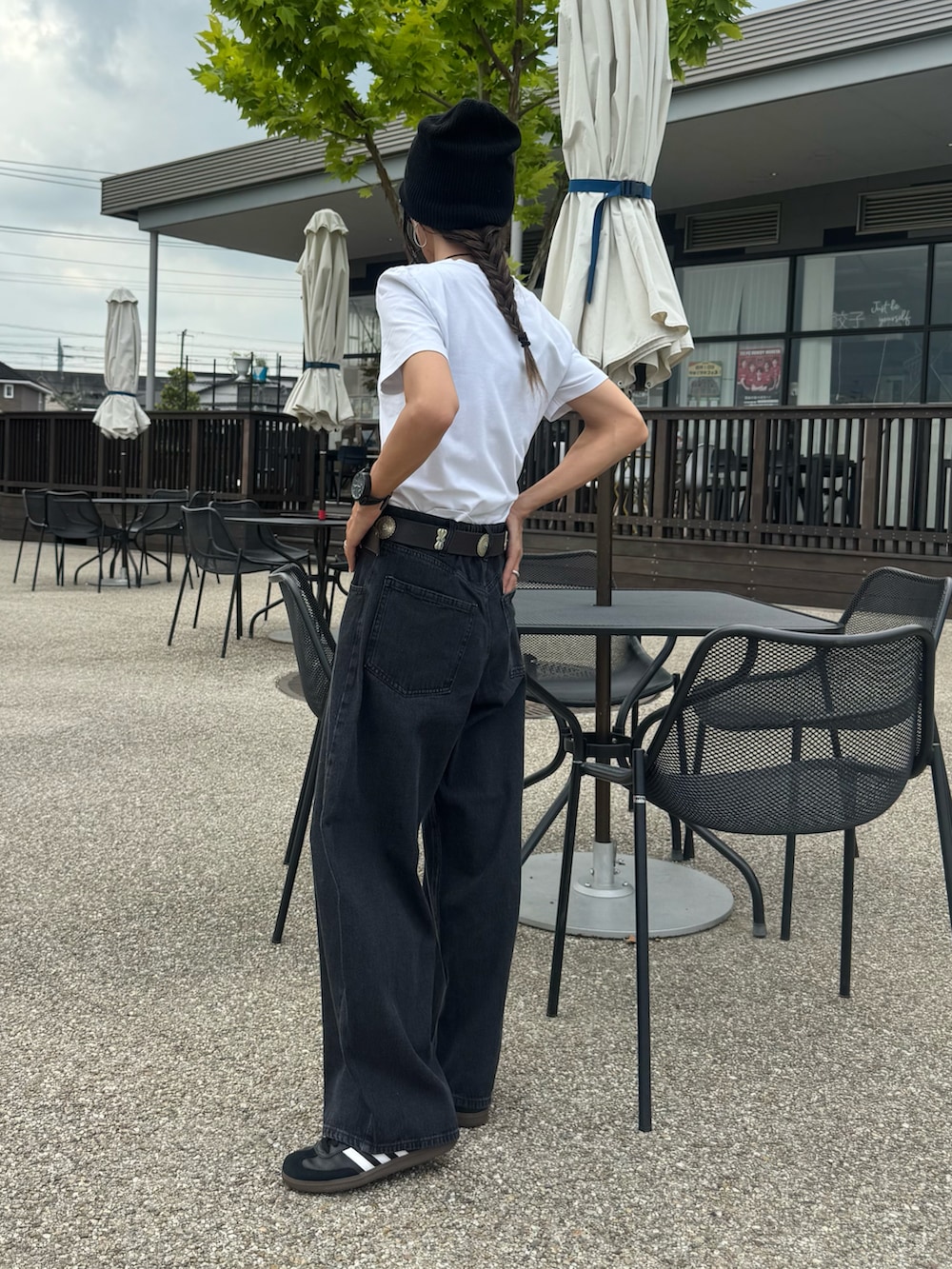 ブラック系のデニムパンツ、ブラック系のスニーカー、ブラック系のニットキャップ/ビーニーを着用したレディースの夏コーディネートの2枚目の写真