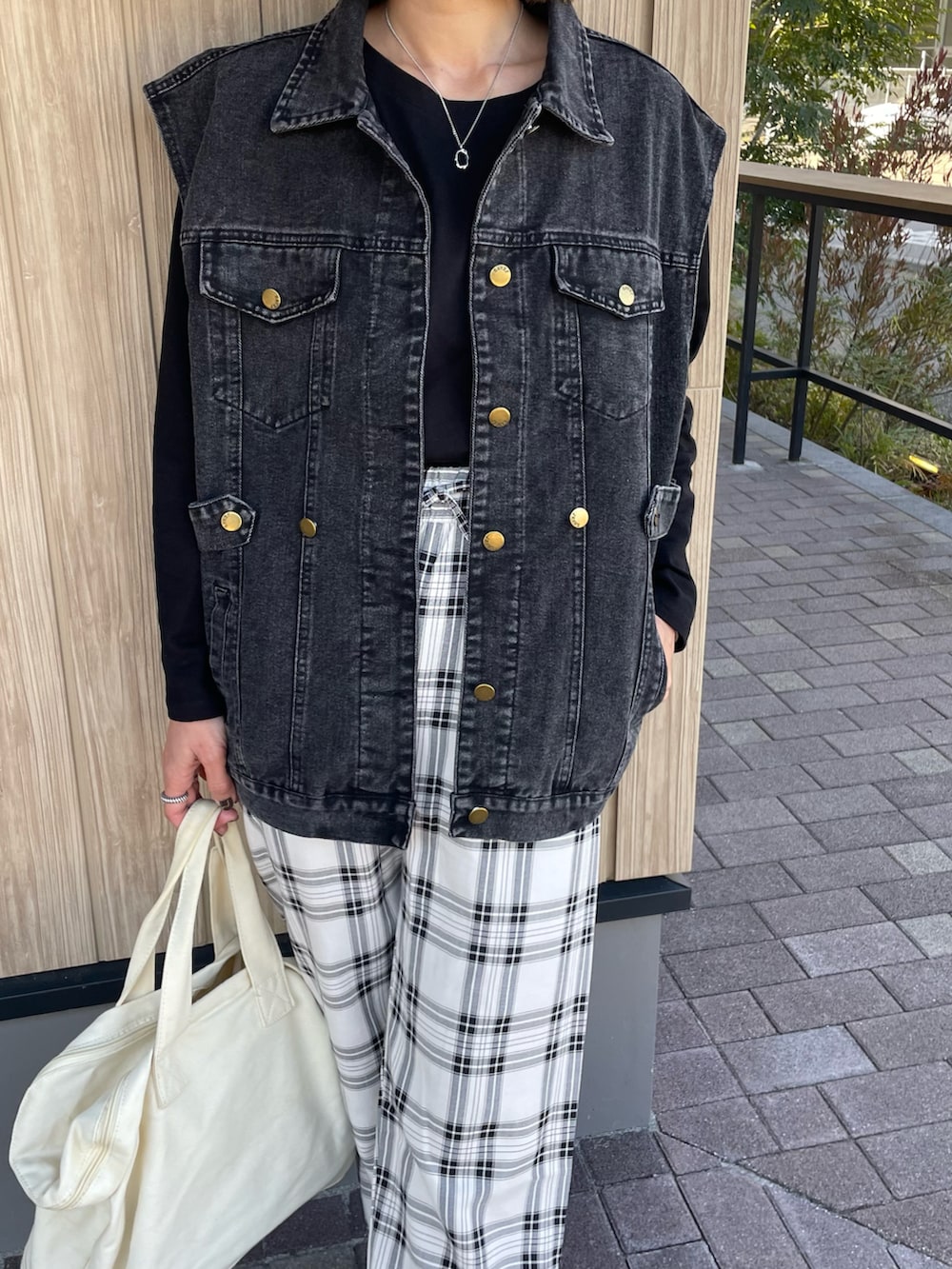 ブラック系のデニムジャケット、ブラック系のTシャツ/カットソー、ブラック系のその他パンツを着用したレディースの冬コーディネートの5枚目の写真