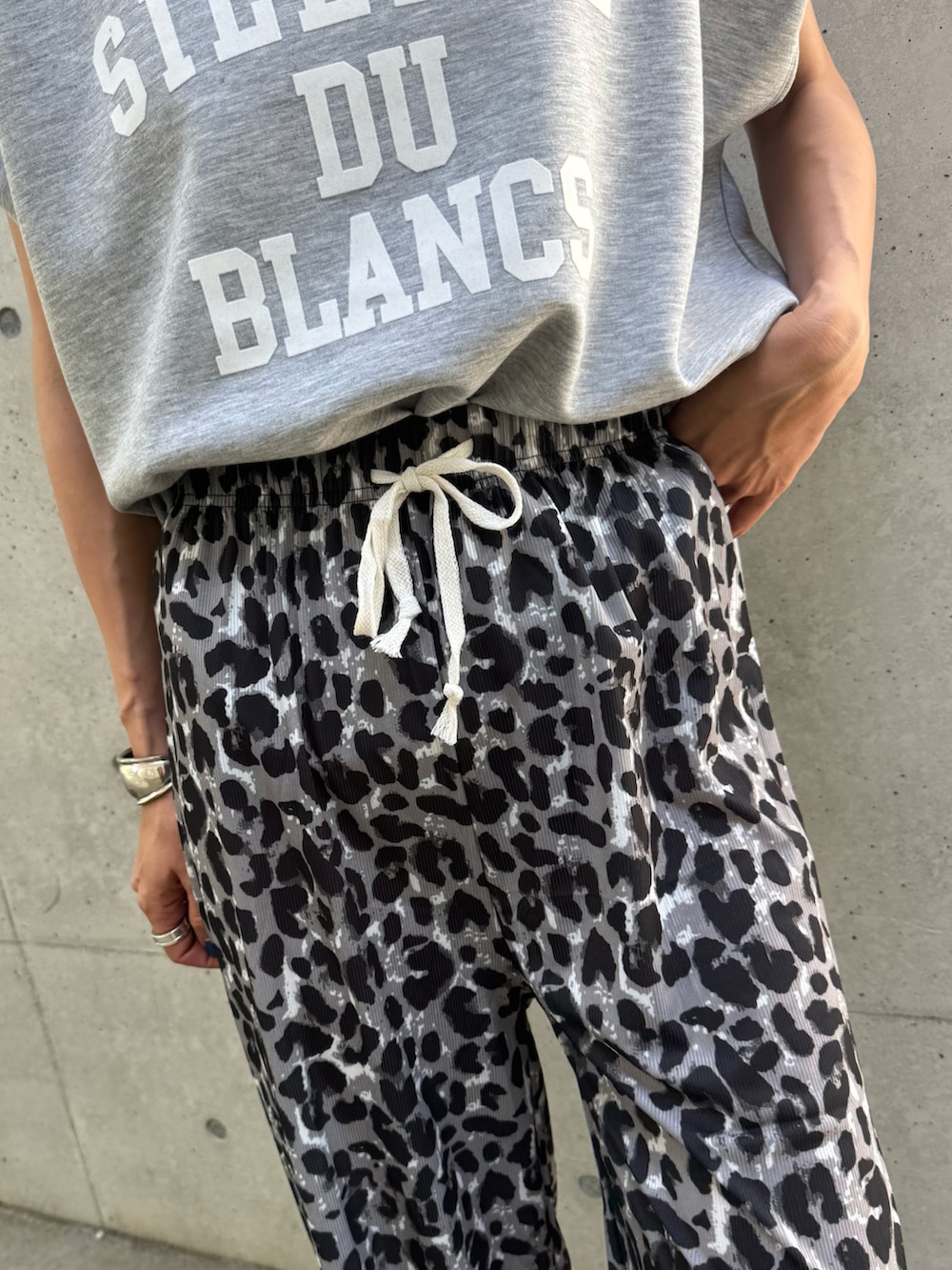 グレー系のTシャツ/カットソー、グレー系のその他パンツ、ホワイト系のトートバッグを着用したレディースの春コーディネートの5枚目の写真