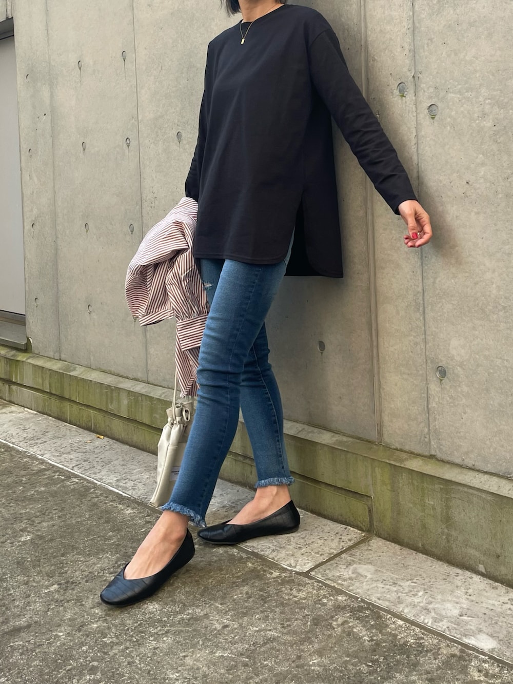 「大人カジュアル、ストライプシャツ、ビッグシャツ、バンドカラーシャツ、スキニーデニム、プチプラ、春コーデ、シンプルコーデ、デニム、ダメージデニムパンツ、おしゃれさんと繋がりたい、プチプラコーデ、フラットシューズ、ロンT、シャツスタイル」｜「copineのストライプバンドカラービッグシャツ(2color)（シャツ/ブラウス、ブラウン系）」を使った、ayaさん（レディース・161cm）の春コーディネートの3枚目の写真
