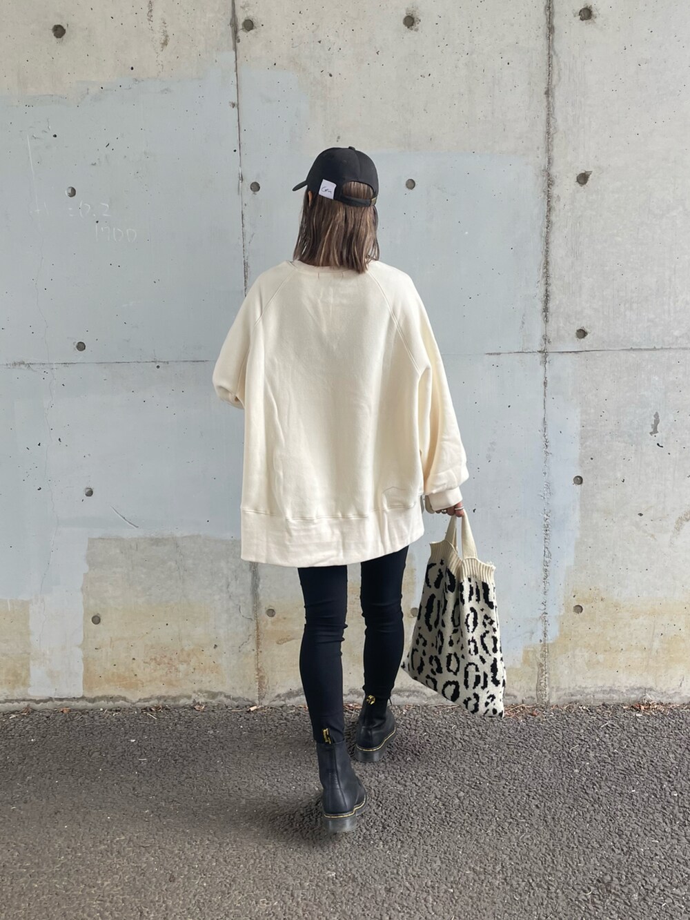 「秋冬コーデ、スウェット、シンプル、秋ルック紹介するよ、秋服、レオパード、ニット、ニットバッグ、モノトーンコーデ、ブーツ、Dr.Martens、オトナカジュアル、プチプラコーデ、キャップ、袖ボリューム」｜「copineのサイドジッパーオーバーサイズトレーナー(2color)（スウェット、ホワイト系）」を使った、ayaさん（レディース・161cm）の秋コーディネートの3枚目の写真