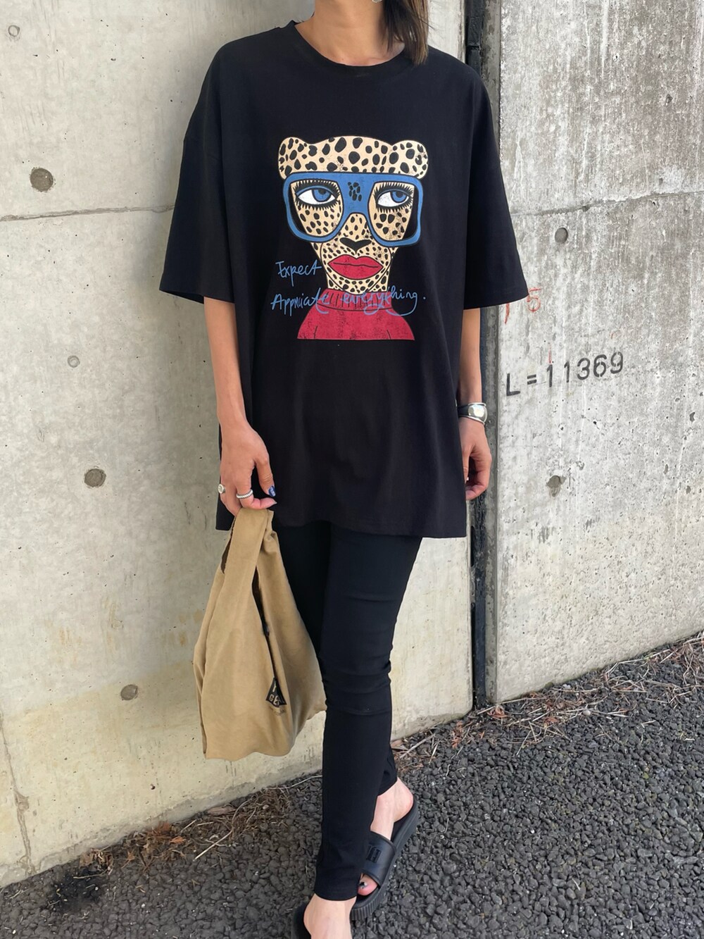 ブラック系のTシャツ/カットソー、ブラック系のその他パンツ、その他のエコバッグ/サブバッグを着用したレディースの夏コーディネートの4枚目の写真