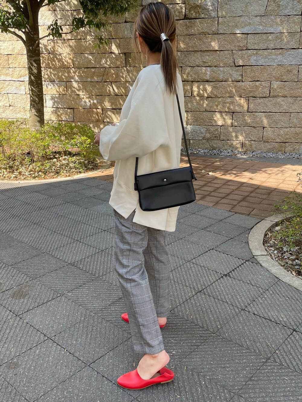 ホワイト系のスウェット、グレー系のその他パンツ、レッド系のバレエシューズを着用したレディースの春コーディネートの2枚目の写真