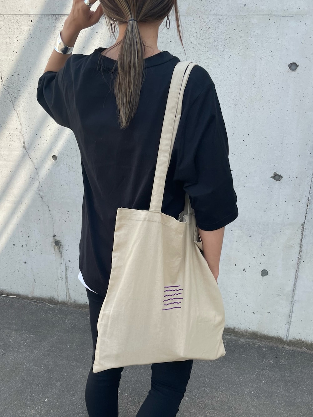 「オトナカジュアル、休日スタイル、モノトーン、トートバッグ、レイヤードスタイル、NIKE、スニーカーコーデ、ブラック、キャップ、ロゴ、ootd、カジュアルコーデ、シンプルコーデ、刺繍、ロゴトート」｜「copineのR英字ロゴキャップ(4color)（キャップ、グリーン系）」を使った、ayaさん（レディース・161cm）の夏コーディネートの4枚目の写真