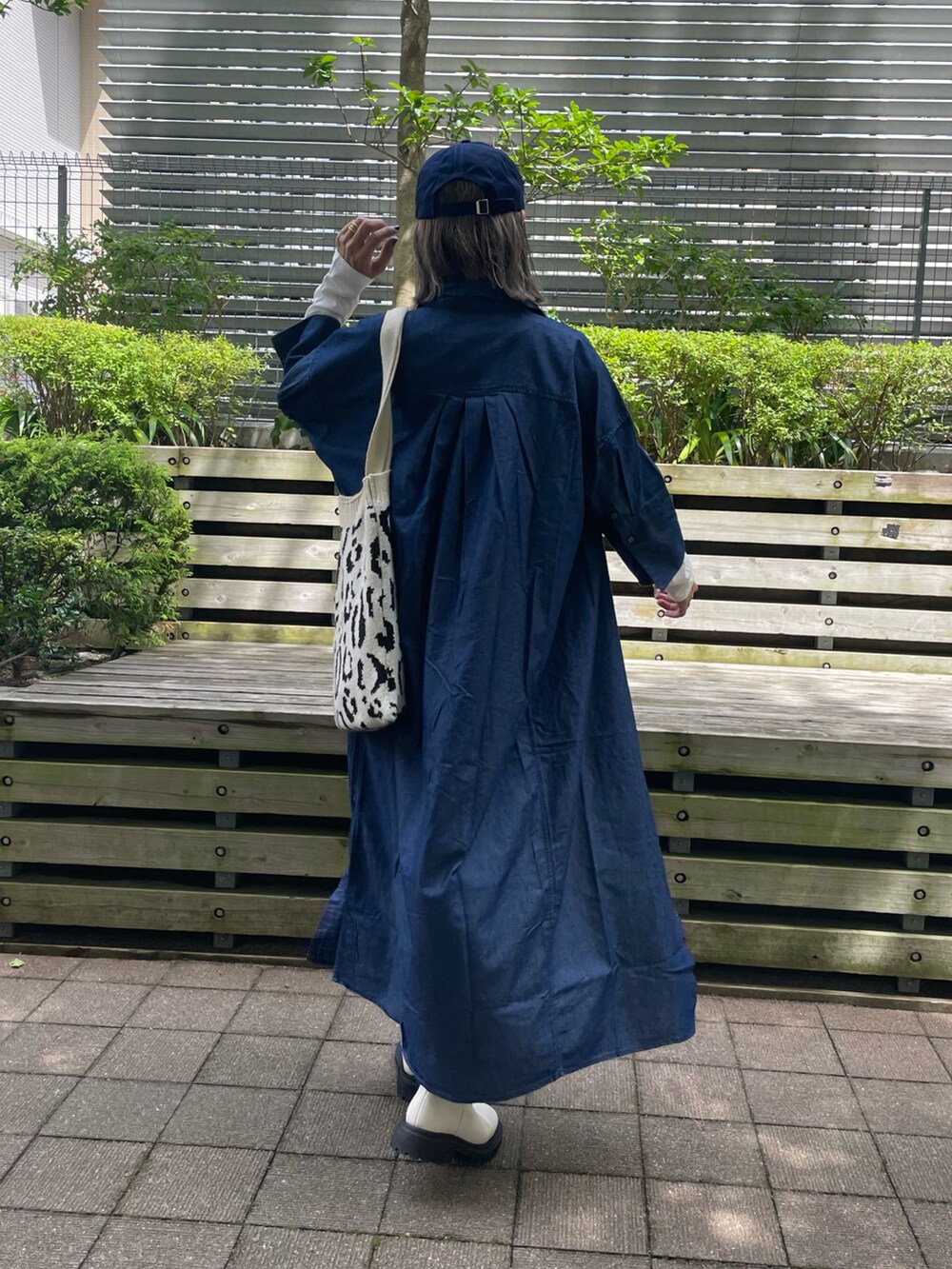 ホワイト系のTシャツ/カットソー、ブルー系のシャツワンピース、ブラック系のその他パンツを着用したレディースの秋コーディネートの2枚目の写真