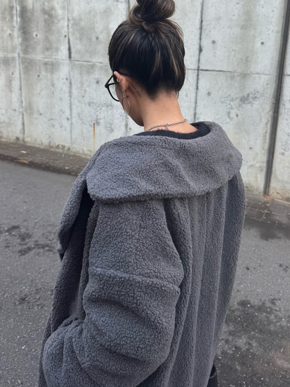 グレー系のその他アウター、ブラック系のブーツ、ブラック系のニット/セーターを着用したレディースの冬コーディネートの5枚目の写真