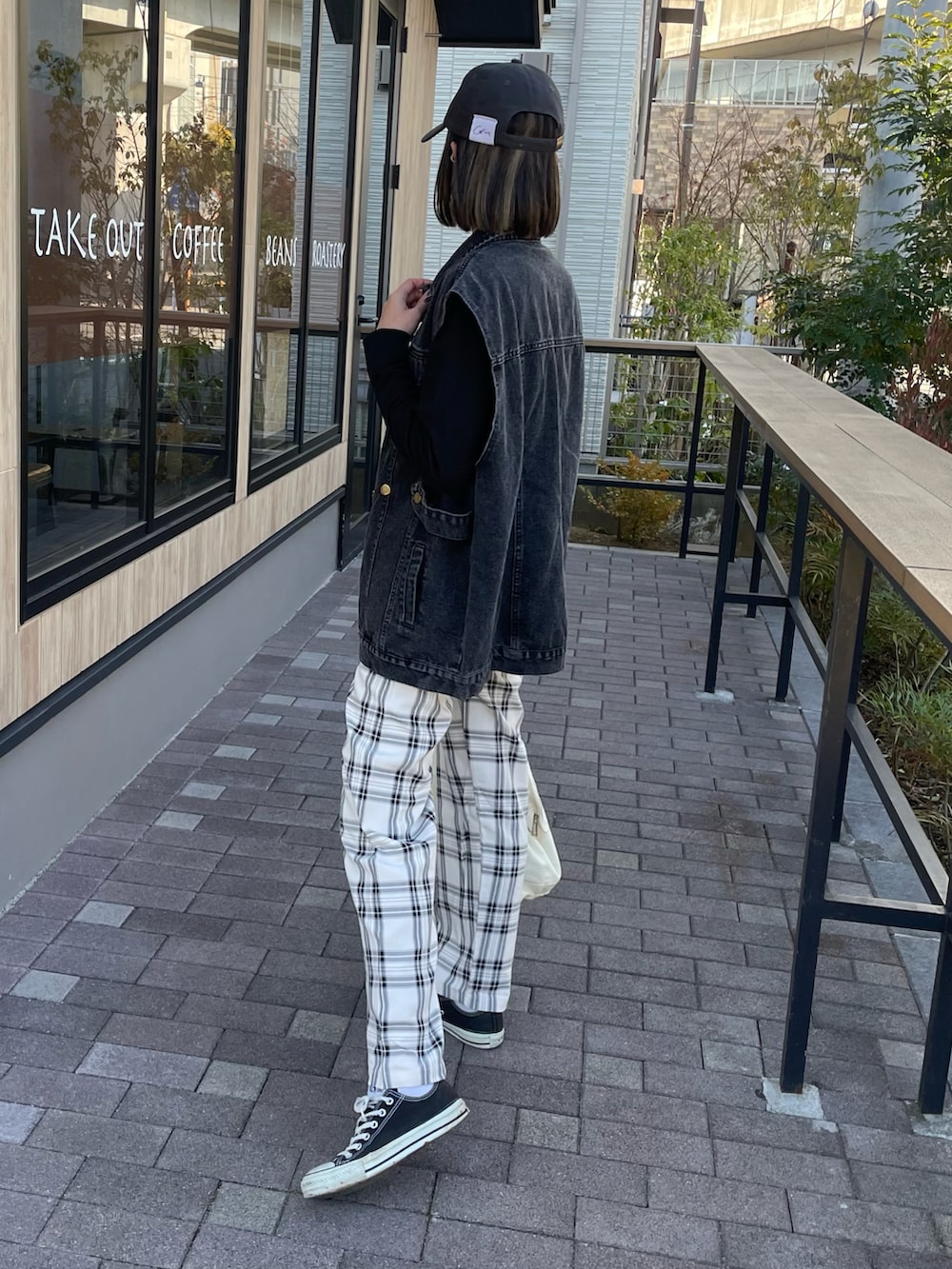 ブラック系のデニムジャケット、ブラック系のTシャツ/カットソー、ブラック系のその他パンツを着用したレディースの冬コーディネートの2枚目の写真