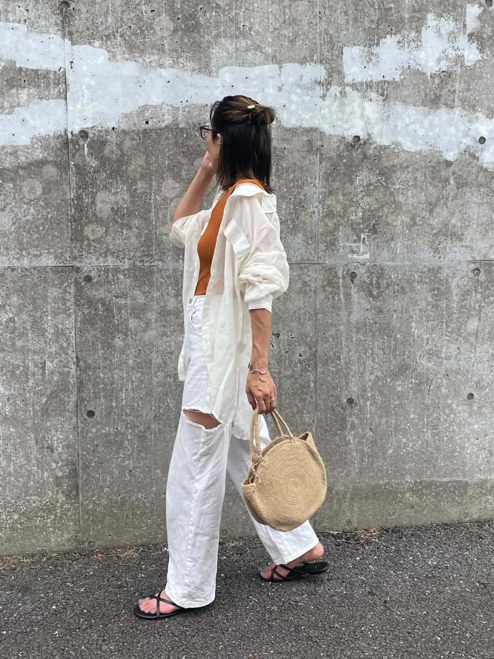 ブラウン系のキャミソール、ホワイト系のシャツ/ブラウス、ホワイト系のデニムパンツを着用したレディースの夏コーディネートの2枚目の写真
