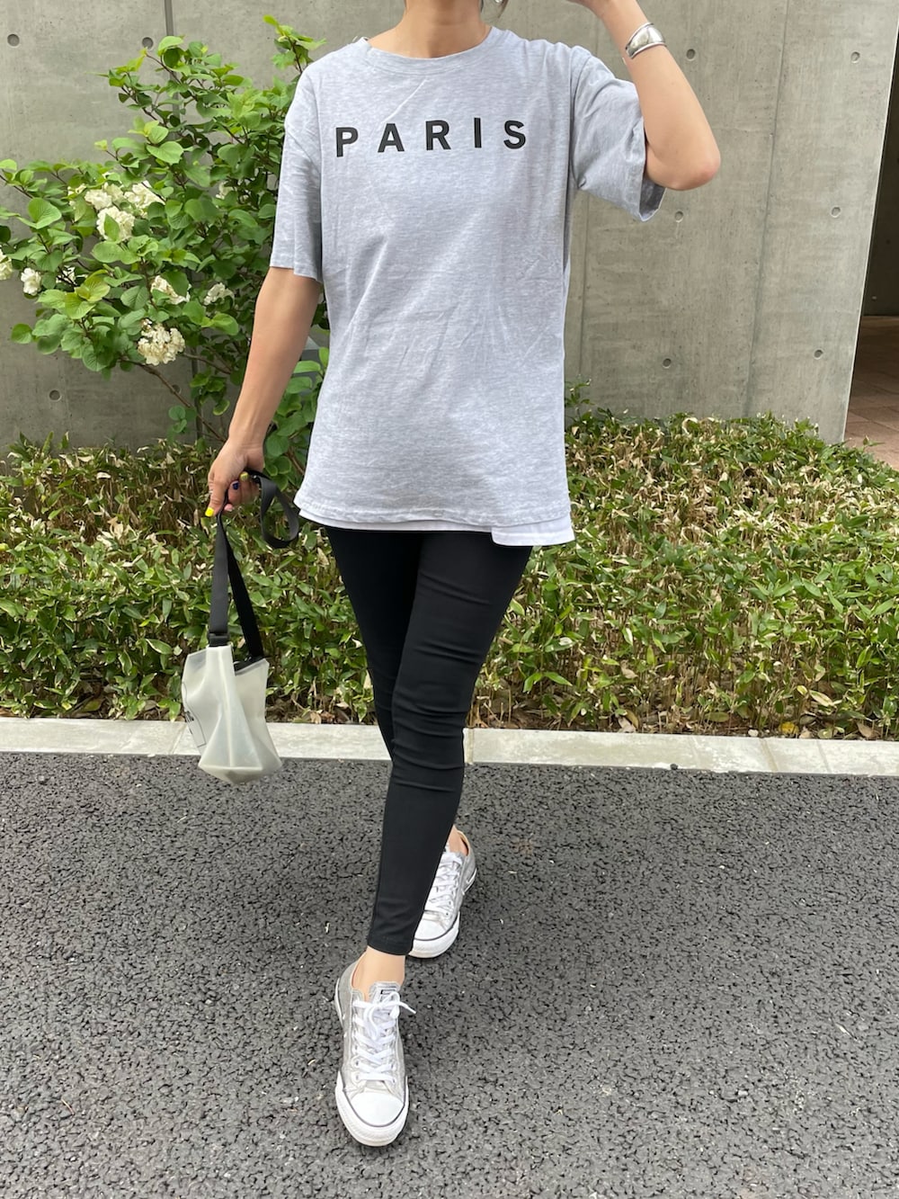 グレー系のTシャツ/カットソー、その他のその他パンツ、その他のショルダーバッグを着用したレディースの春コーディネートの2枚目の写真