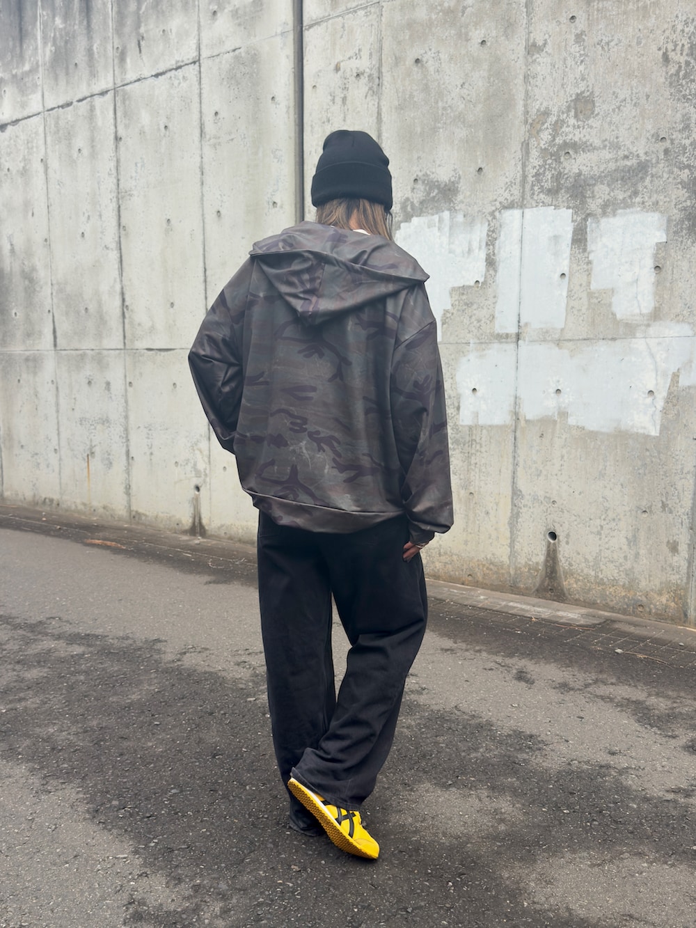 イエロー系のスニーカー、ホワイト系のTシャツ/カットソー、グリーン系のパーカーを着用したレディースの春コーディネートの3枚目の写真