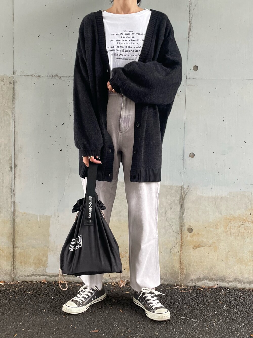 ブラック系のカーディガン/ボレロ、パープル系のデニムパンツ、ブラック系のスニーカーを着用したレディースの冬コーディネートの2枚目の写真