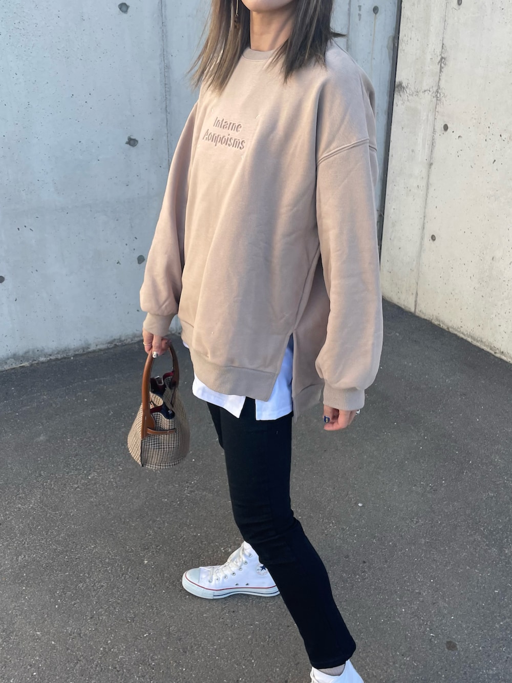 ブラウン系のスウェット、その他のその他パンツ、ホワイト系のスニーカーを着用したレディースの冬コーディネートの2枚目の写真