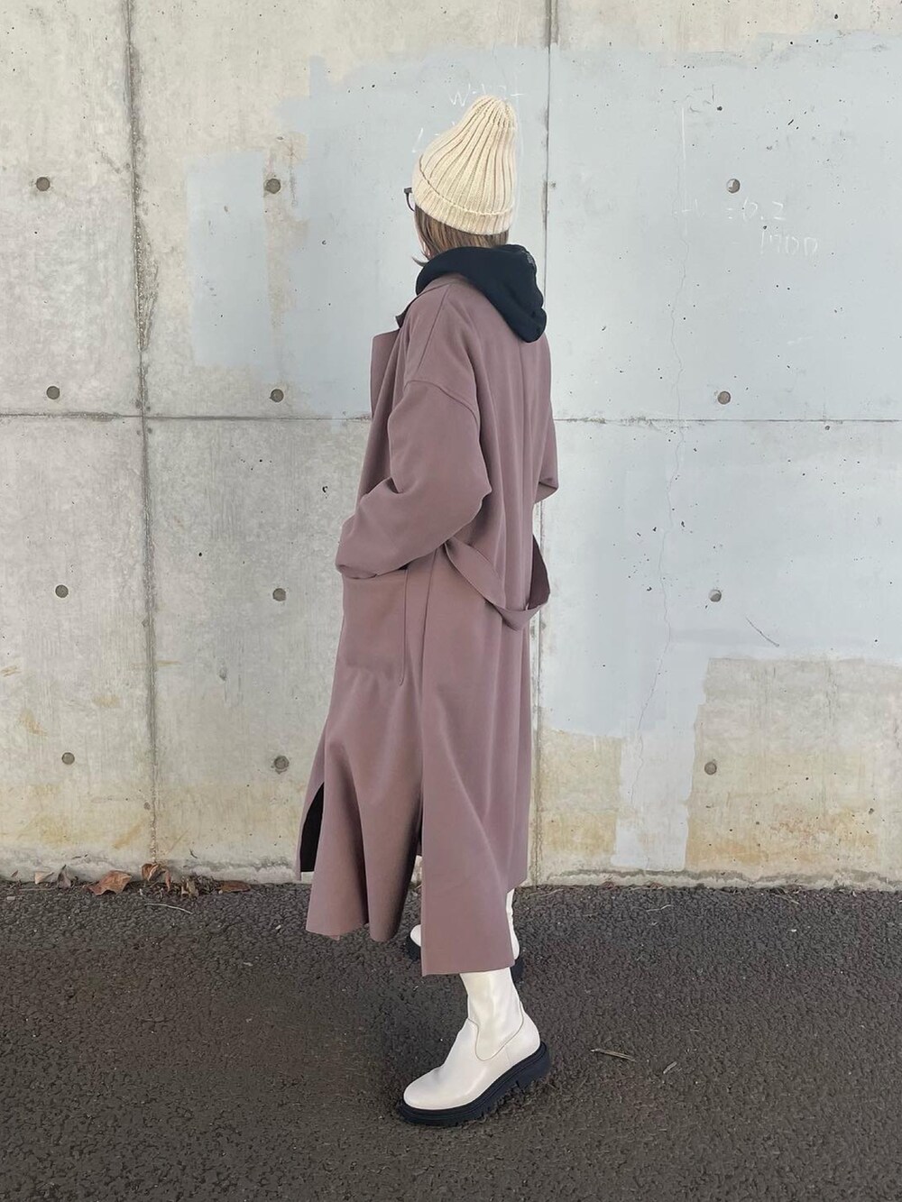 ブラウン系のチェスターコート、ブラック系のパーカー、ブラック系のその他パンツを着用したレディースの秋コーディネートの2枚目の写真