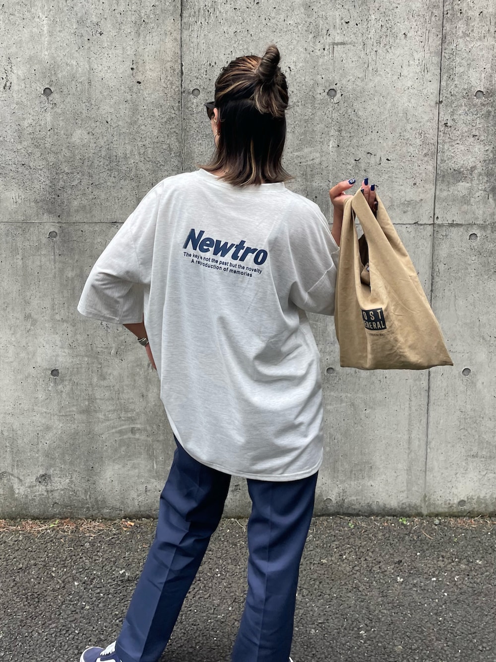 グレー系のTシャツ/カットソー、ブルー系のチノパンツ、その他のエコバッグ/サブバッグを着用したレディースの夏コーディネートの5枚目の写真