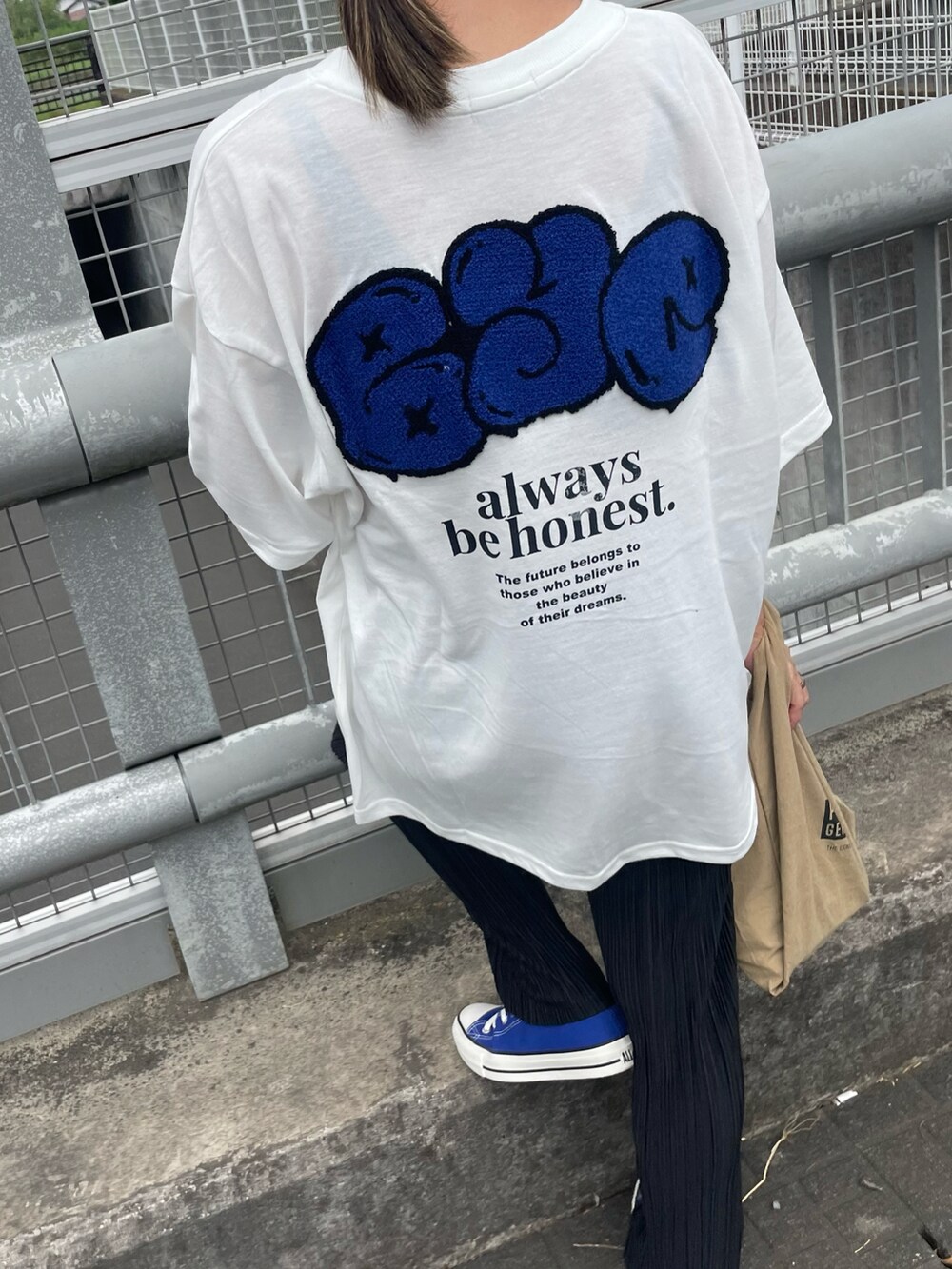 ホワイト系のTシャツ/カットソー、その他のエコバッグ/サブバッグ、ブルー系のスニーカーを着用したレディースの夏コーディネートの3枚目の写真