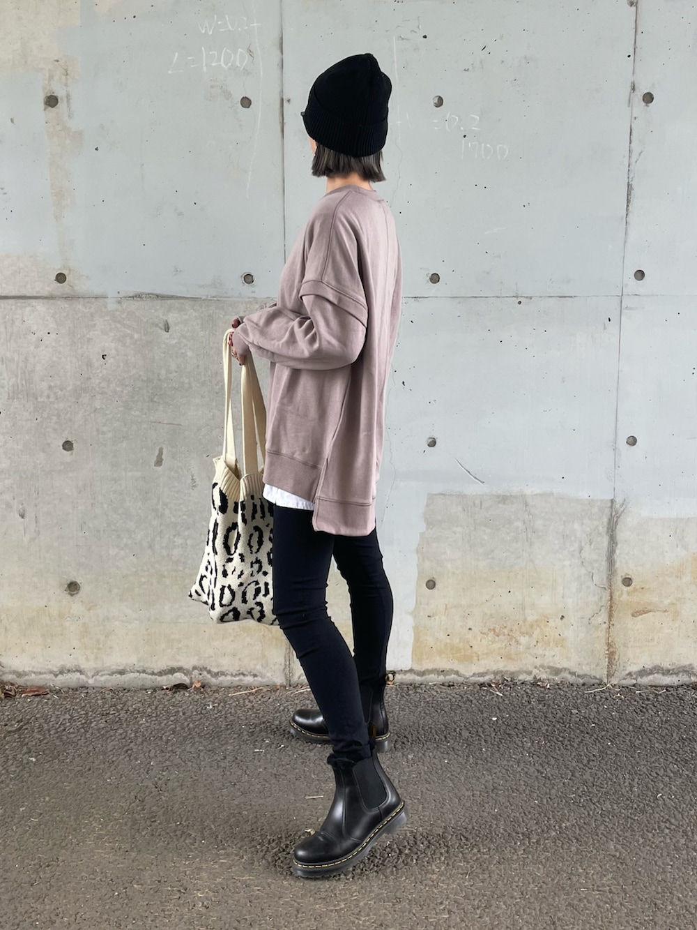 ベージュ系のスウェット、グリーン系のモッズコート、ブラック系のその他パンツを着用したレディースの秋コーディネートの4枚目の写真