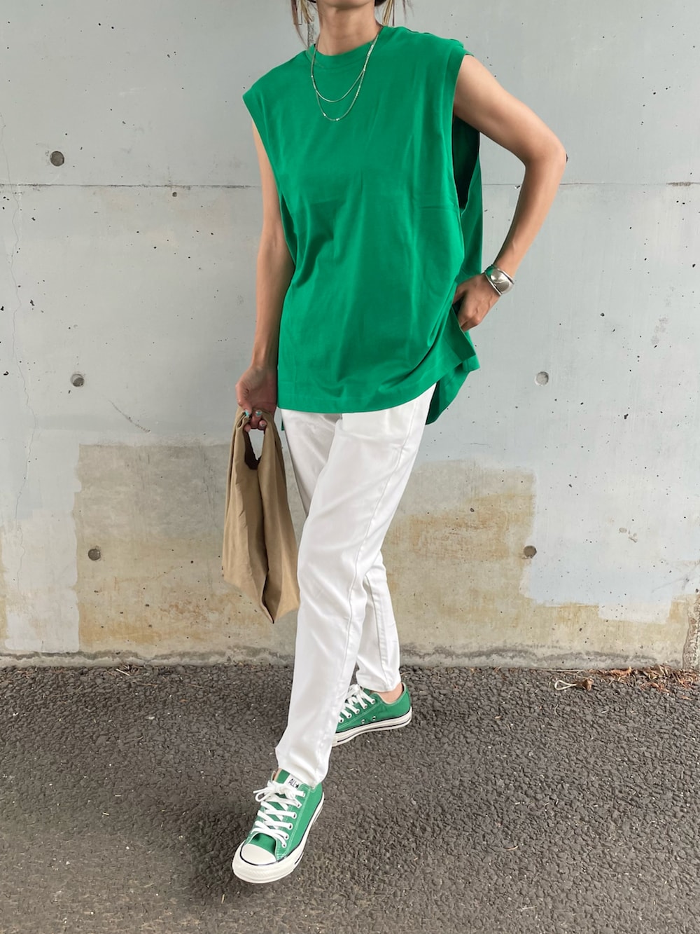 グリーン系のTシャツ/カットソー、ホワイト系のその他パンツ、その他のエコバッグ/サブバッグを着用したレディースの夏コーディネートの2枚目の写真