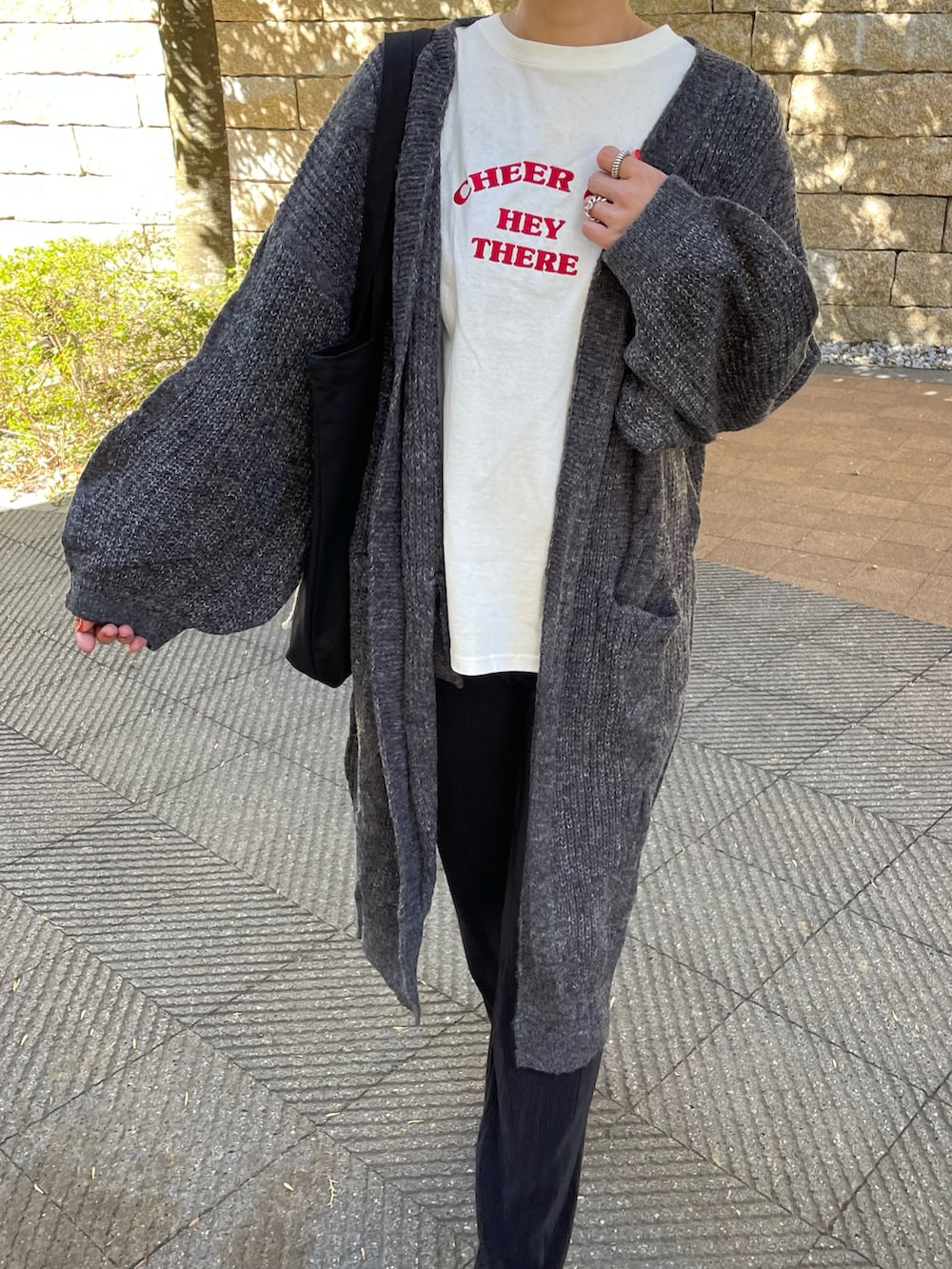 その他のニット/セーター、レッド系のTシャツ/カットソー、ブラック系のトートバッグを着用したレディースの冬コーディネートの5枚目の写真