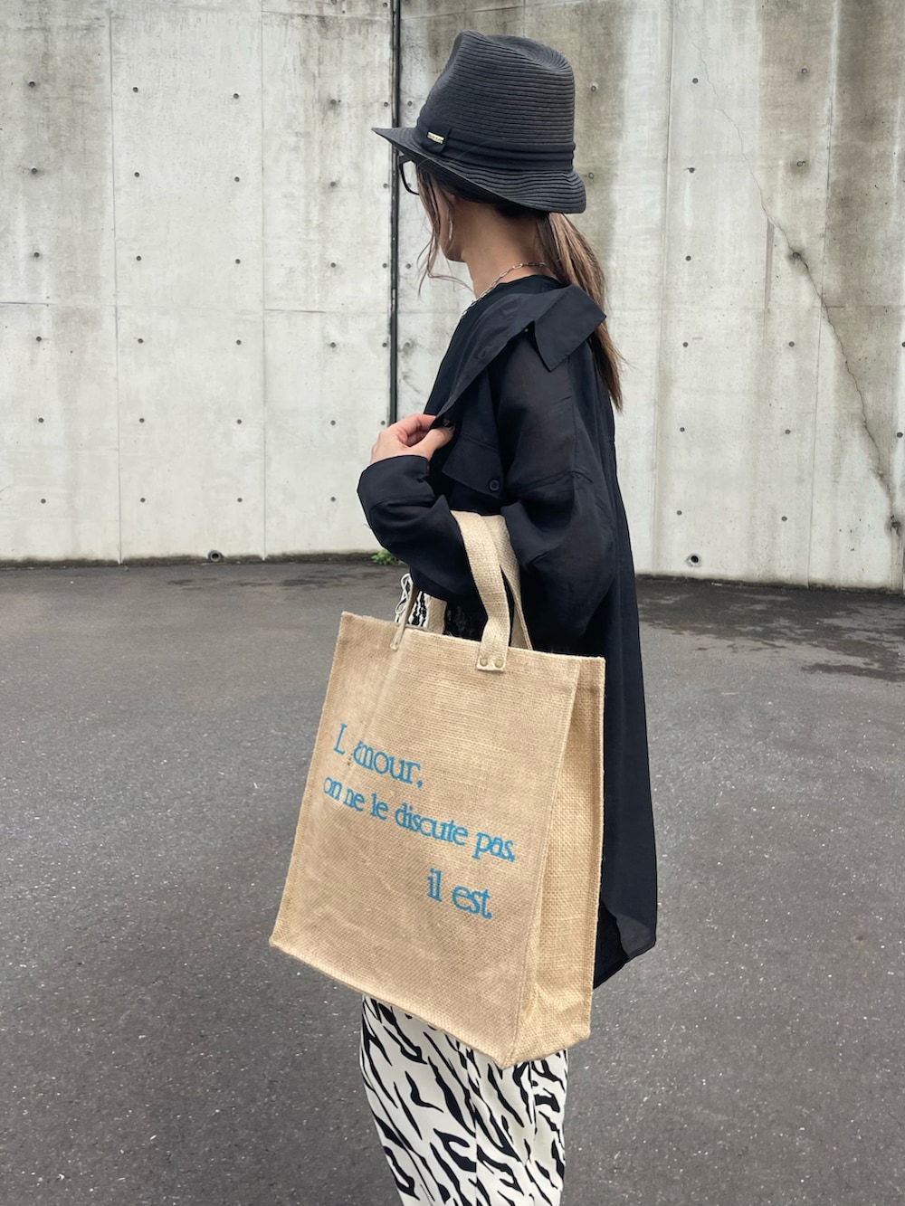 ブラック系のシャツ/ブラウス、ブラック系のタンクトップ、ホワイト系のその他パンツを着用したレディースの春コーディネートの4枚目の写真