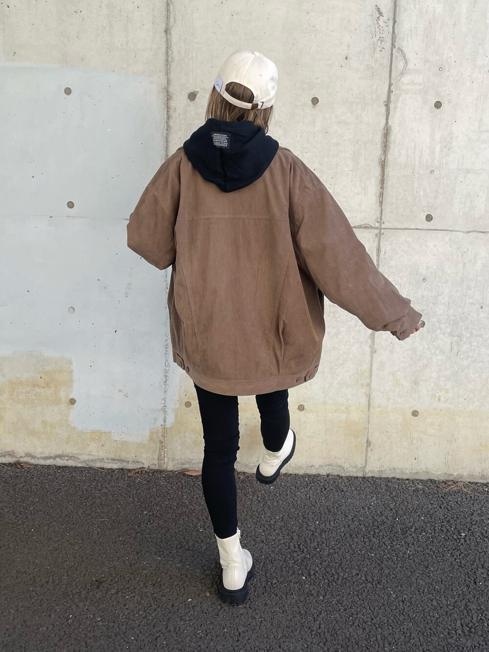 ブラウン系のブルゾン、ブラック系のパーカー、その他のその他パンツを着用したレディースの秋コーディネートの3枚目の写真